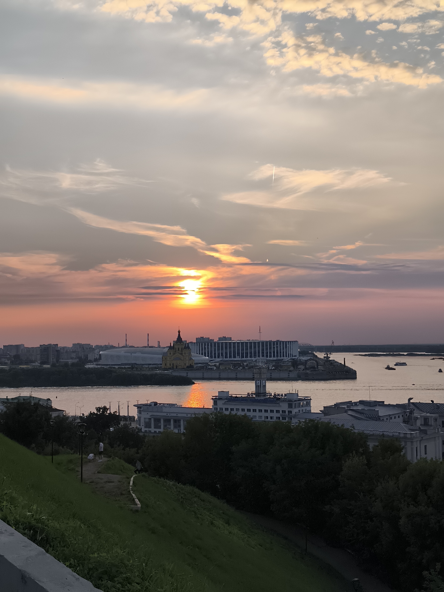 Sunset to nightfall along Nizhny Novgorod's riverfront