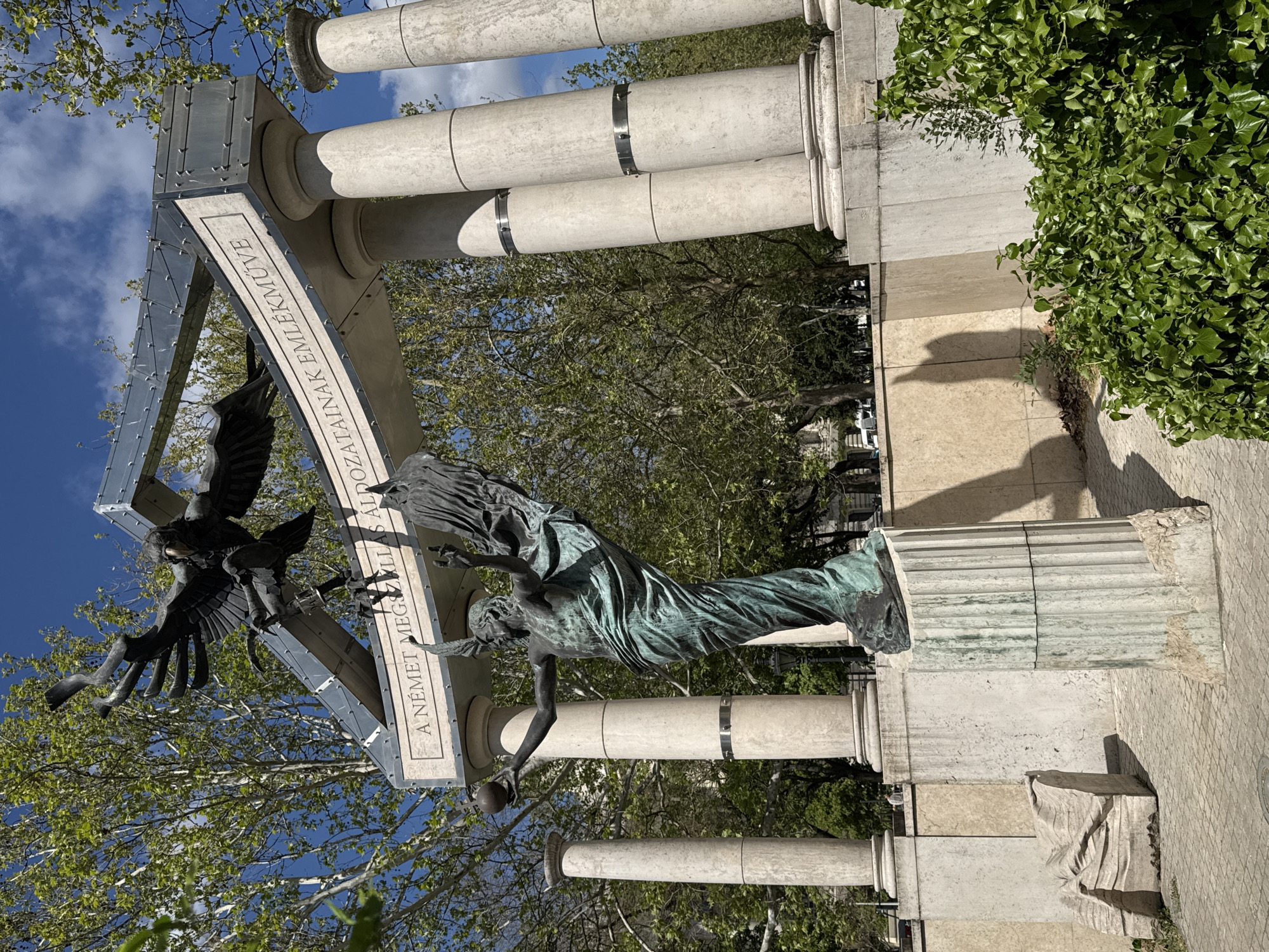 Budapest morning walk captures fountains, monuments, and street art
