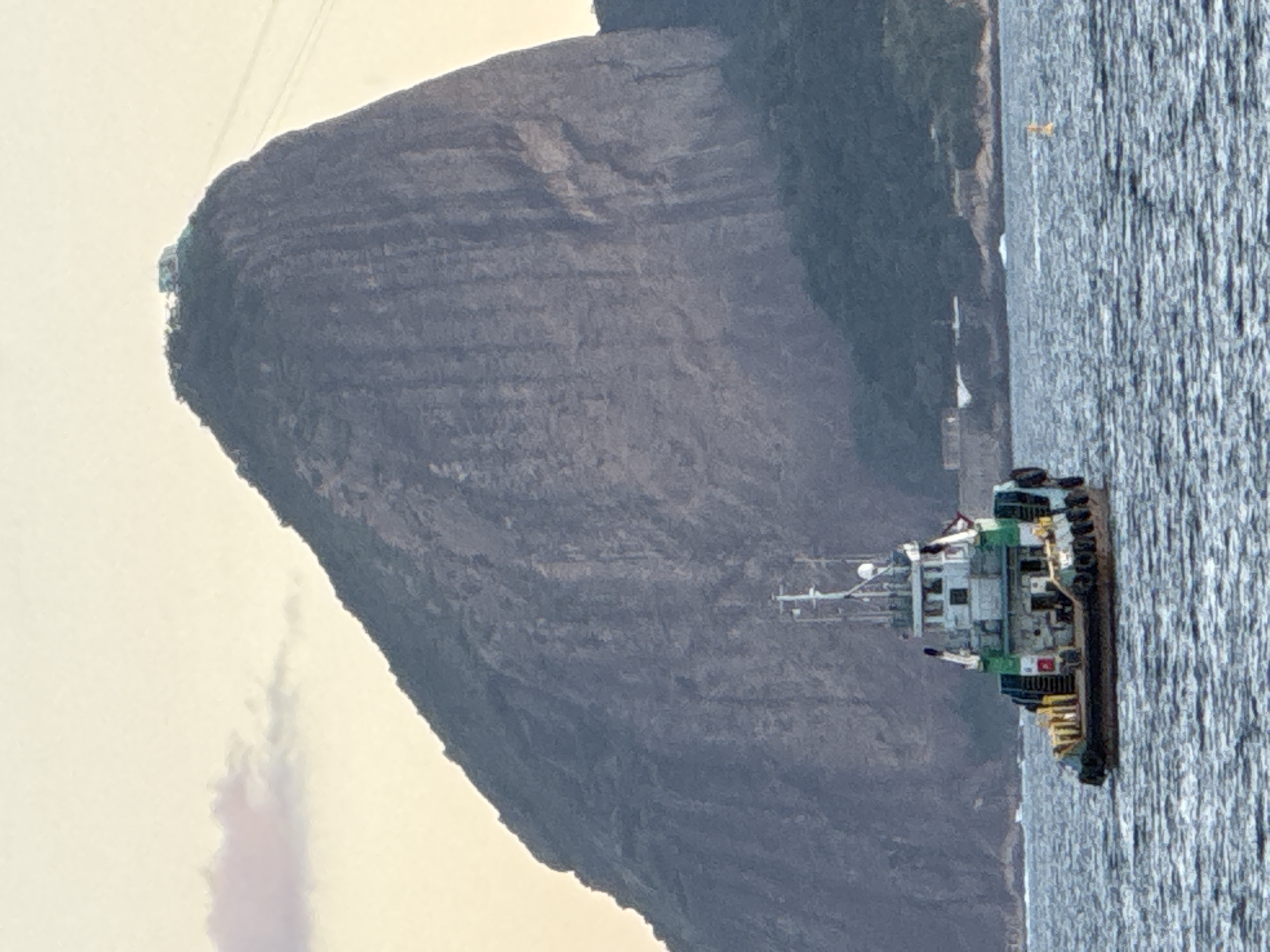 Tugboat crosses Guanabara Bay between Rio and Niterói