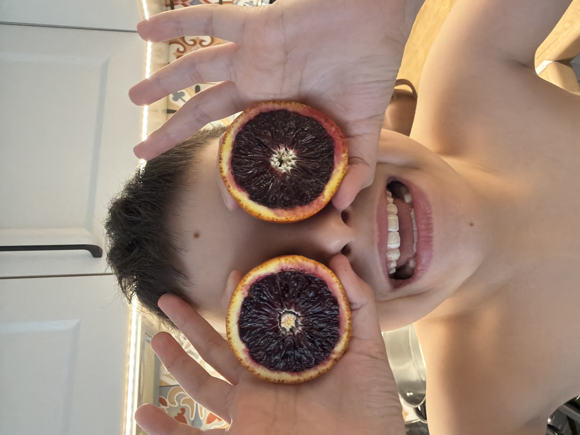 Playful citrus fruit poses captured in Votkinsk, Russia