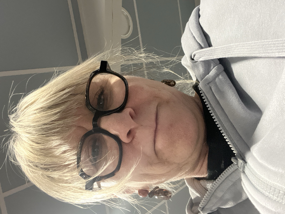 Woman documented during gym session in Saint-Galmier