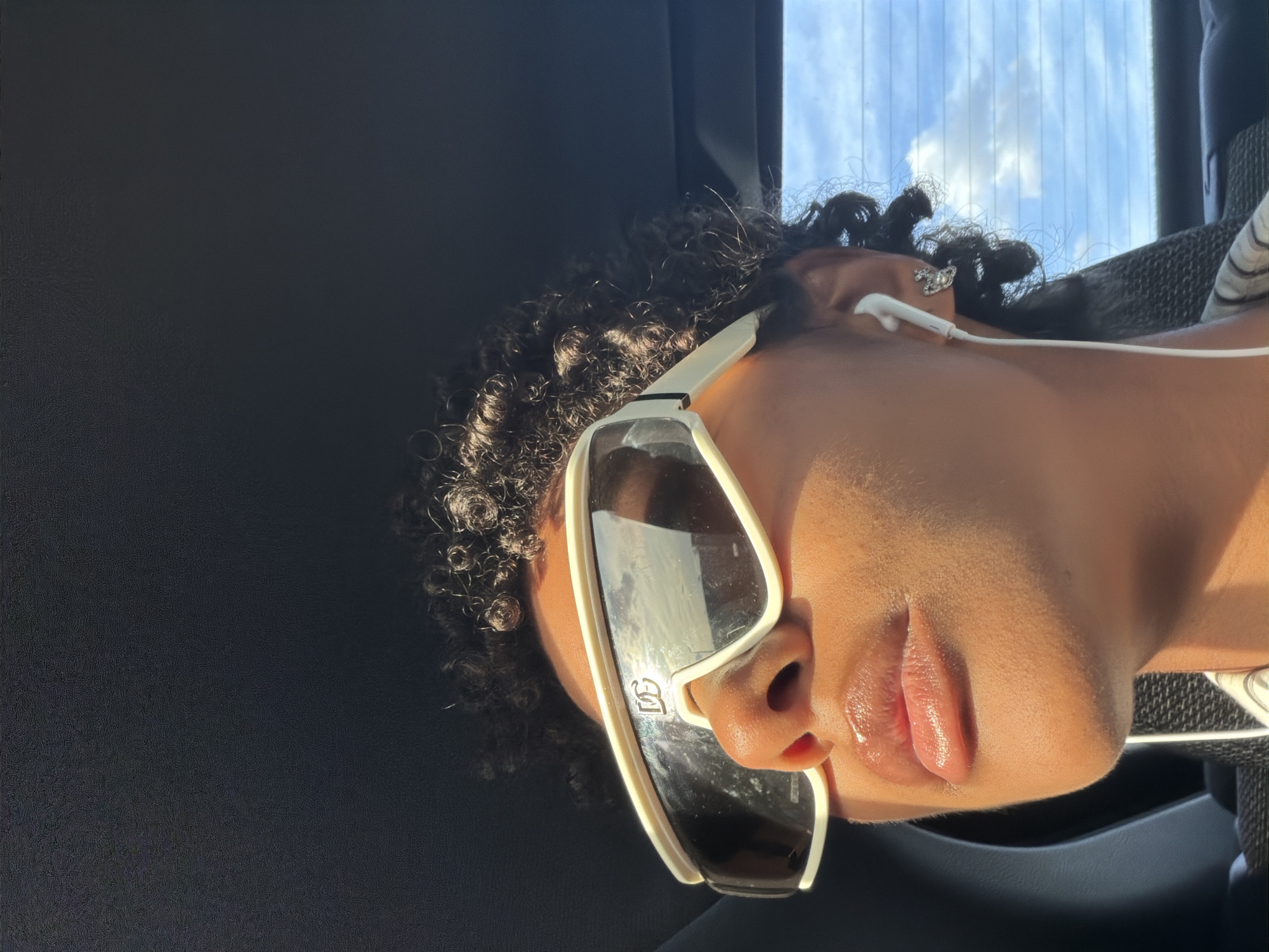 Person resting in vehicle wearing sunglasses in Bry-sur-Marne