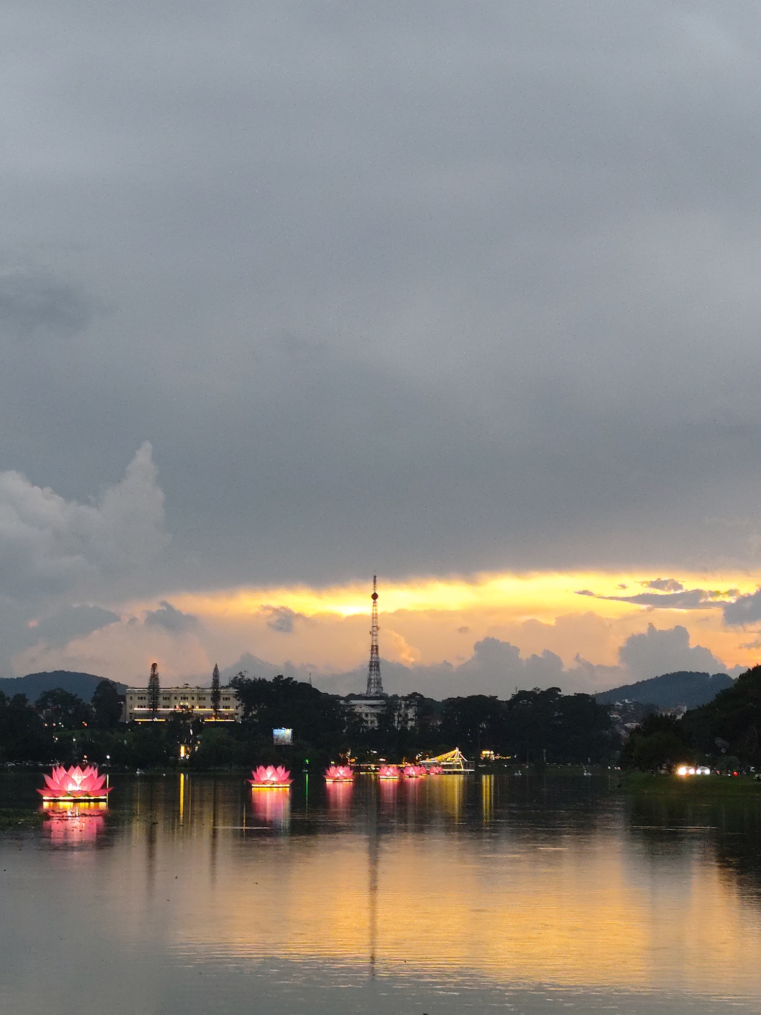 Twilight scenes captured at Da Lat's Xuan Huong Lake