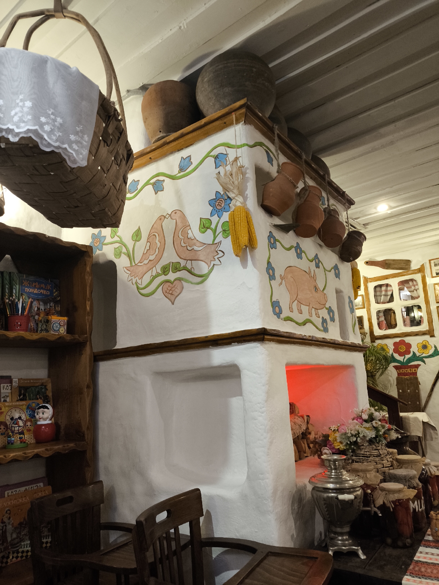 Traditional Russian restaurant experience documented in central Moscow