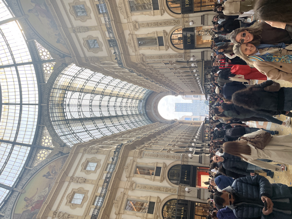 Tourist captures Milan's iconic Galleria and Duomo within minutes