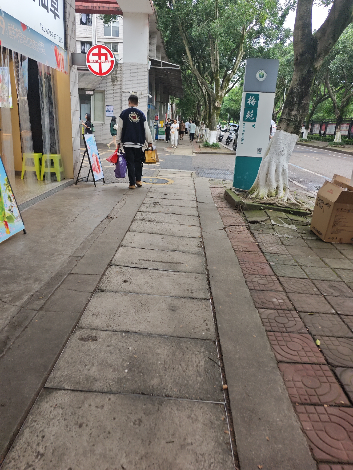 Morning sidewalk activity observed in Shapingba District, China