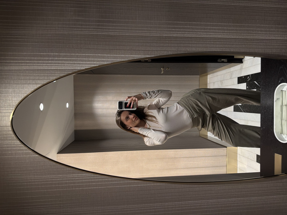 Woman documents evening at upscale Budva bar through selfies