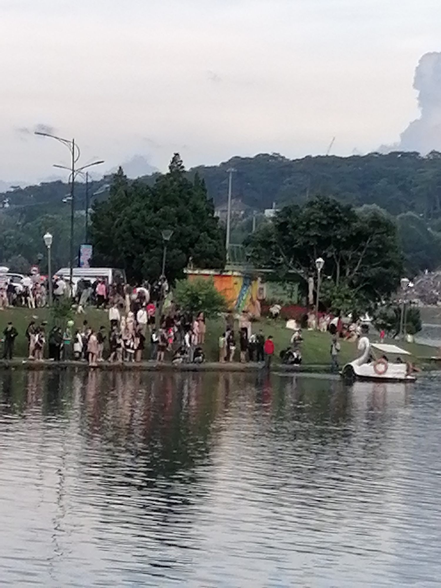 Xuan Huong Lake buzzes with a relaxed weekend crowd