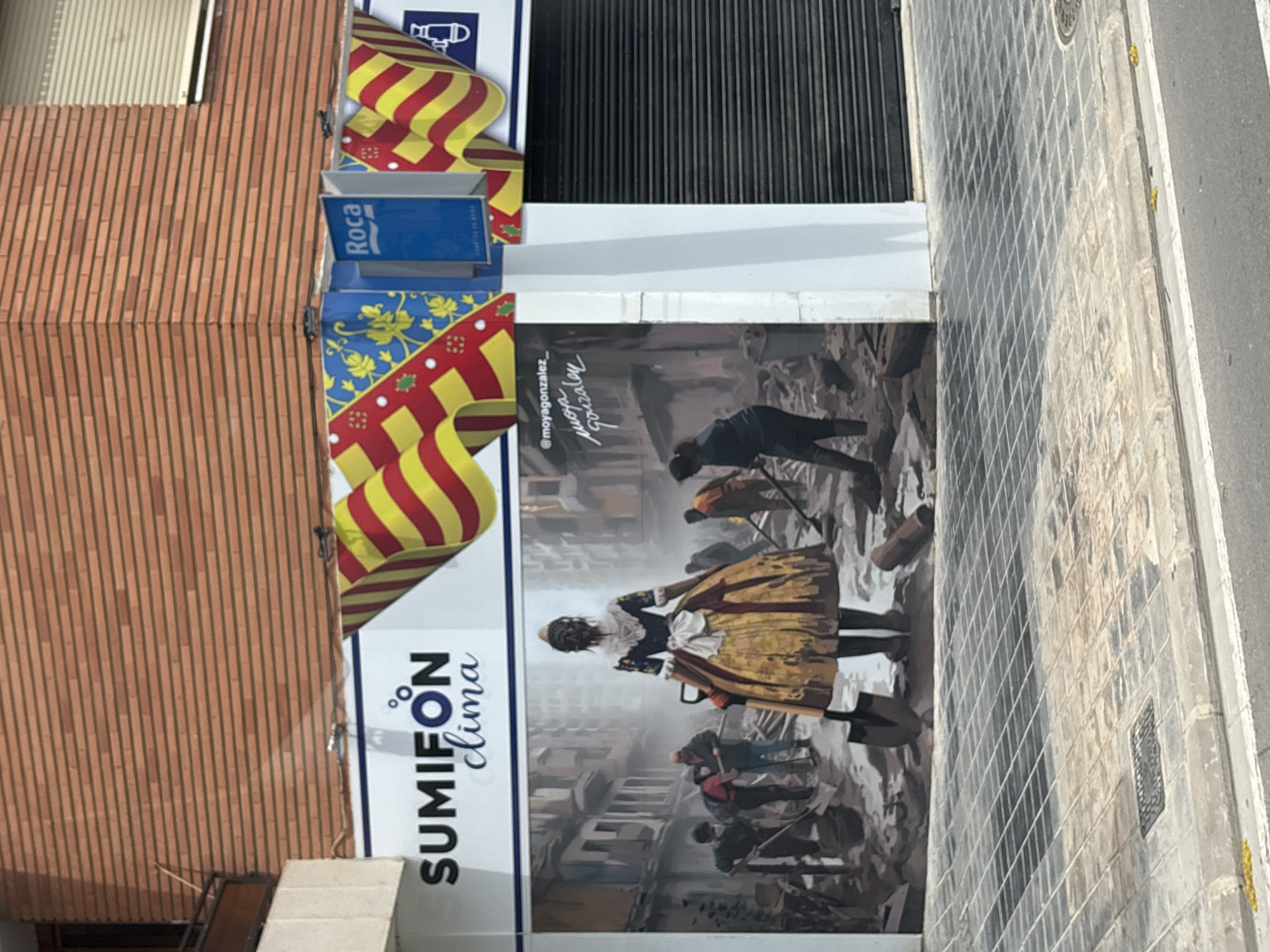 Street-level slice of central Valencia on a June afternoon