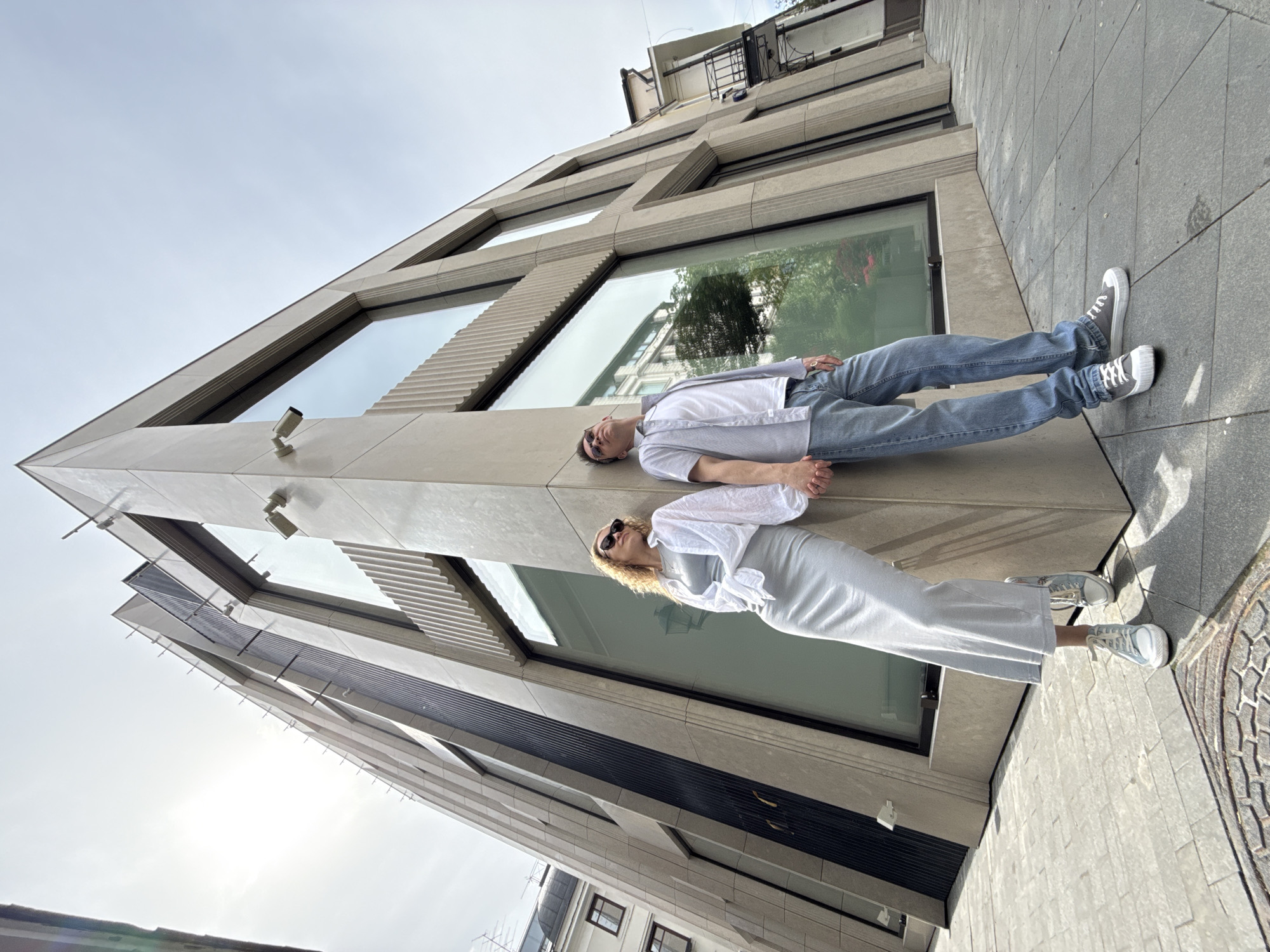 Couple photographed in romantic poses outside Moscow building