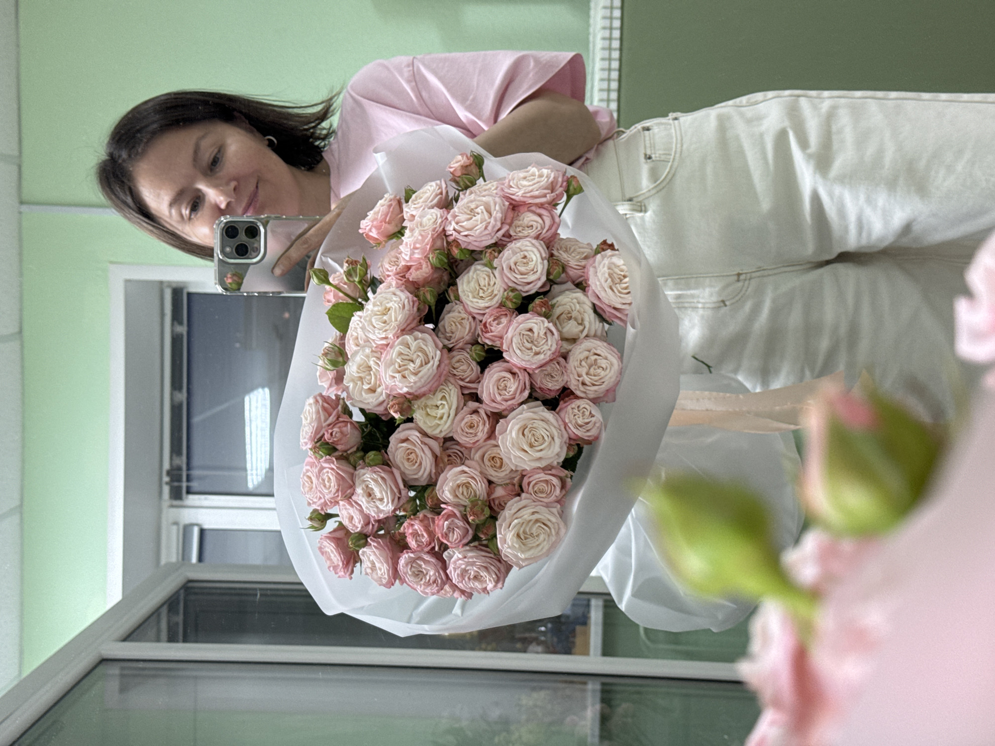 Mirror selfies with a fresh bouquet of pink roses, Izhevsk