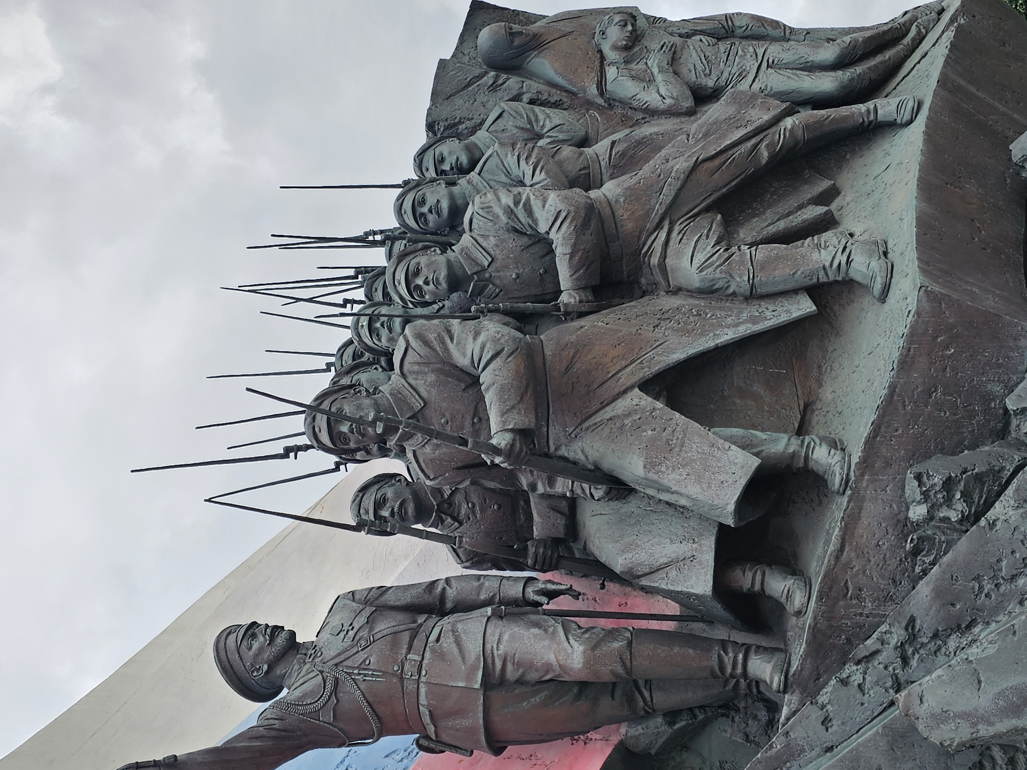 Rainy morning at Poklonnaya Hill's Victory Park, flowers and monuments.