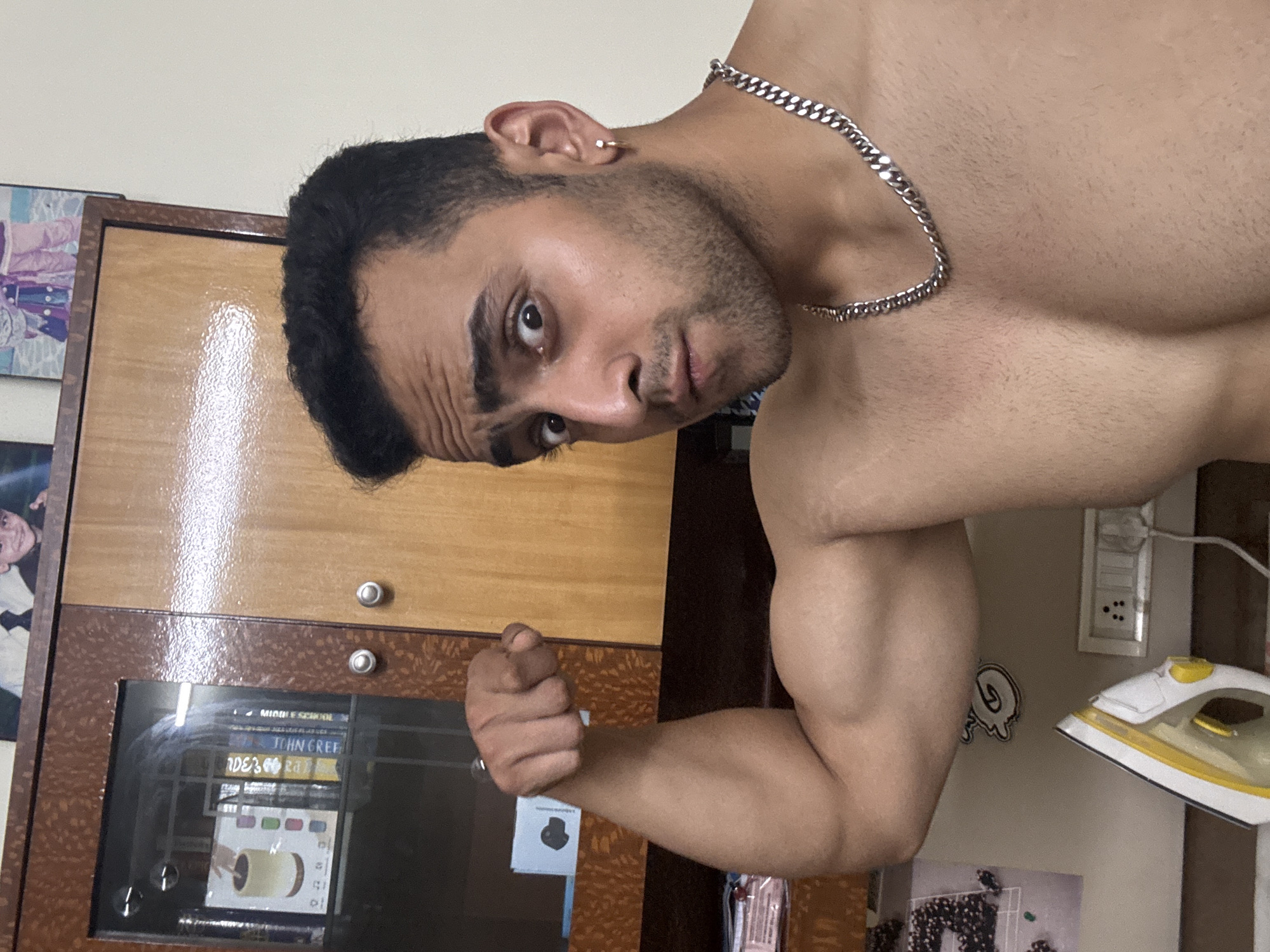 Man takes shirtless mirror selfies in Kolkata apartment