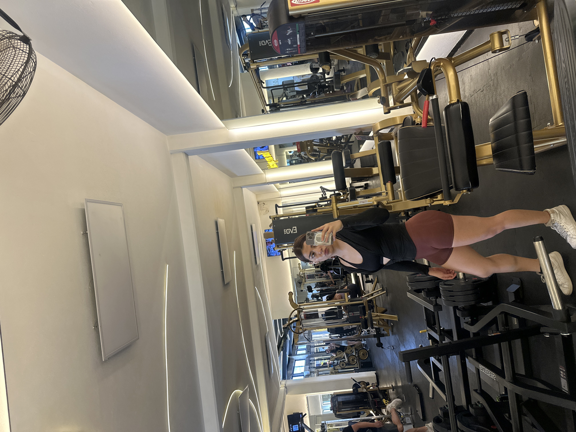 Woman takes selfies during workout session at Puebla gym