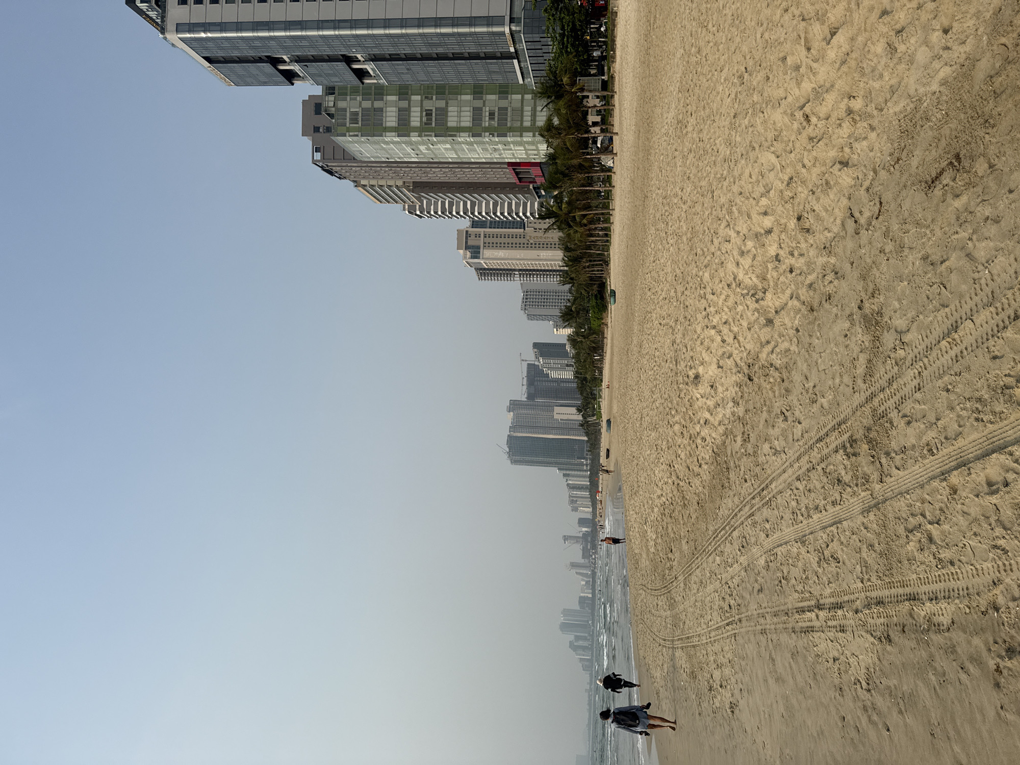 Dawn beach cleanup crews maintain Đà Nẵng shoreline