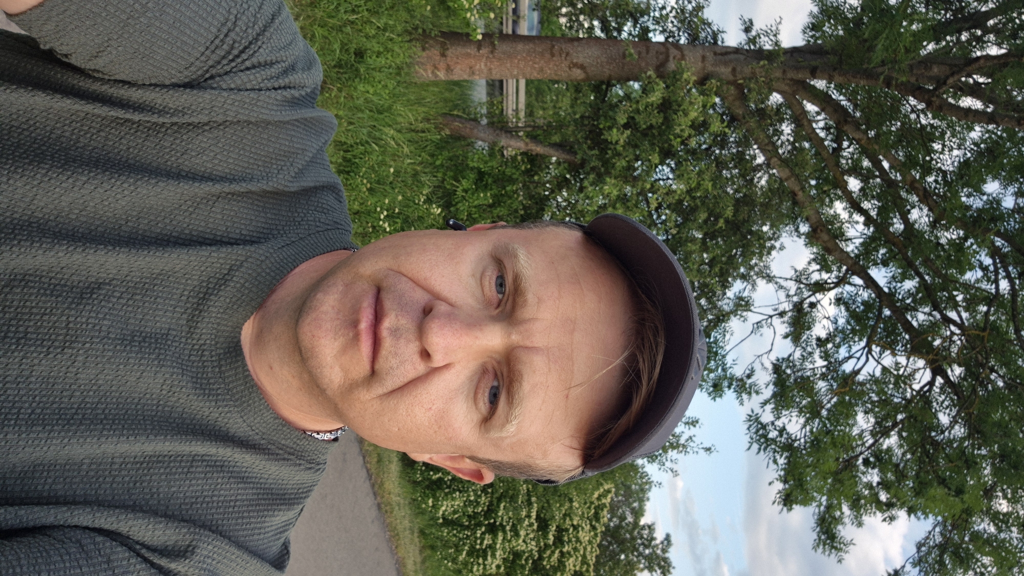 Man with earpiece spotted in Ergolding, Germany