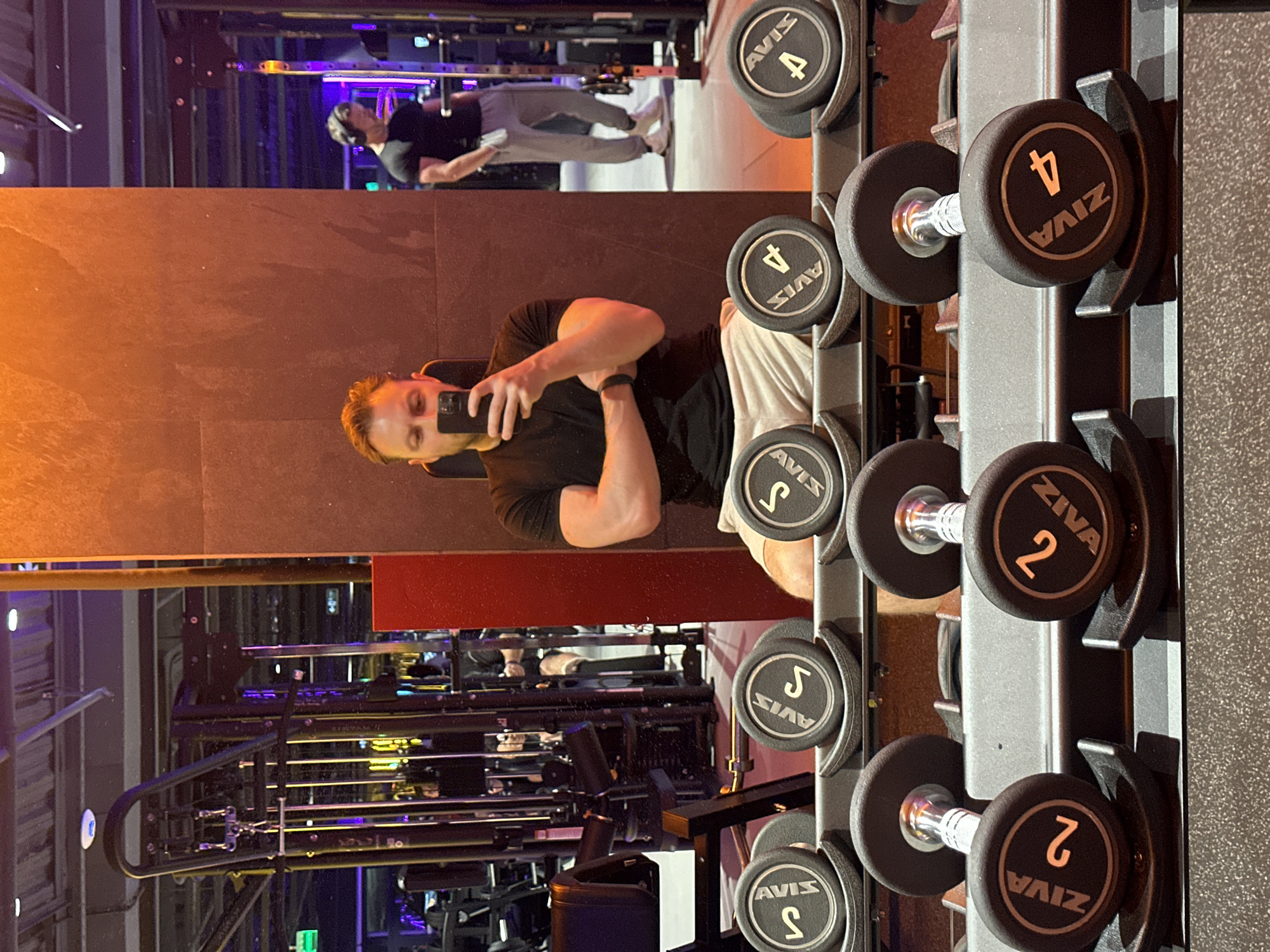 Man takes gym selfies in Sochi fitness center