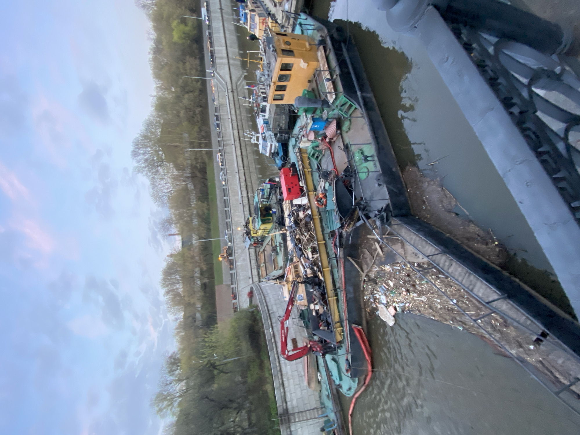 Debris removal barge operates on Moscow River