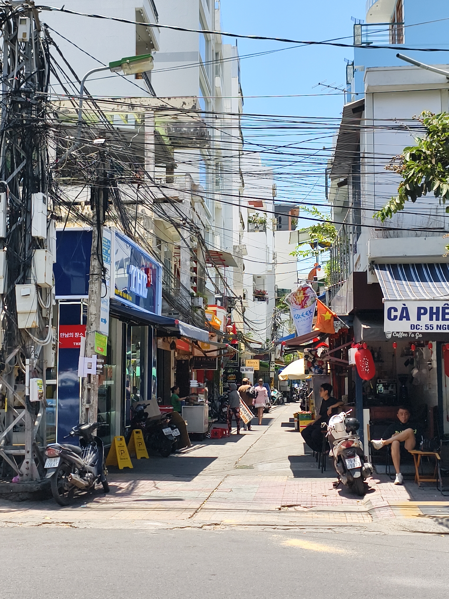 Early morning street scenes documented in Nha Trang Ward