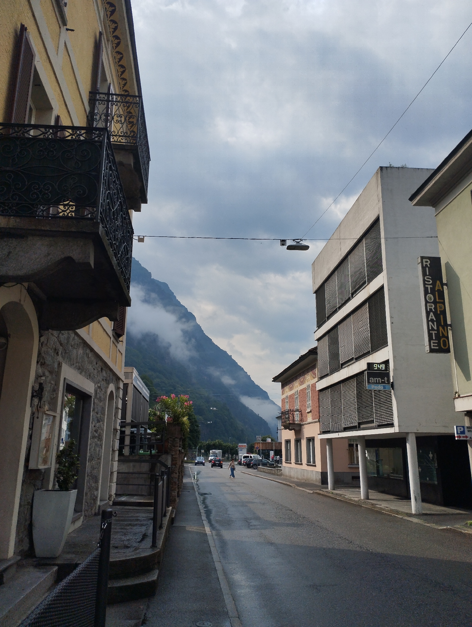 Morning documentation of wet streets and daily life in Biasca