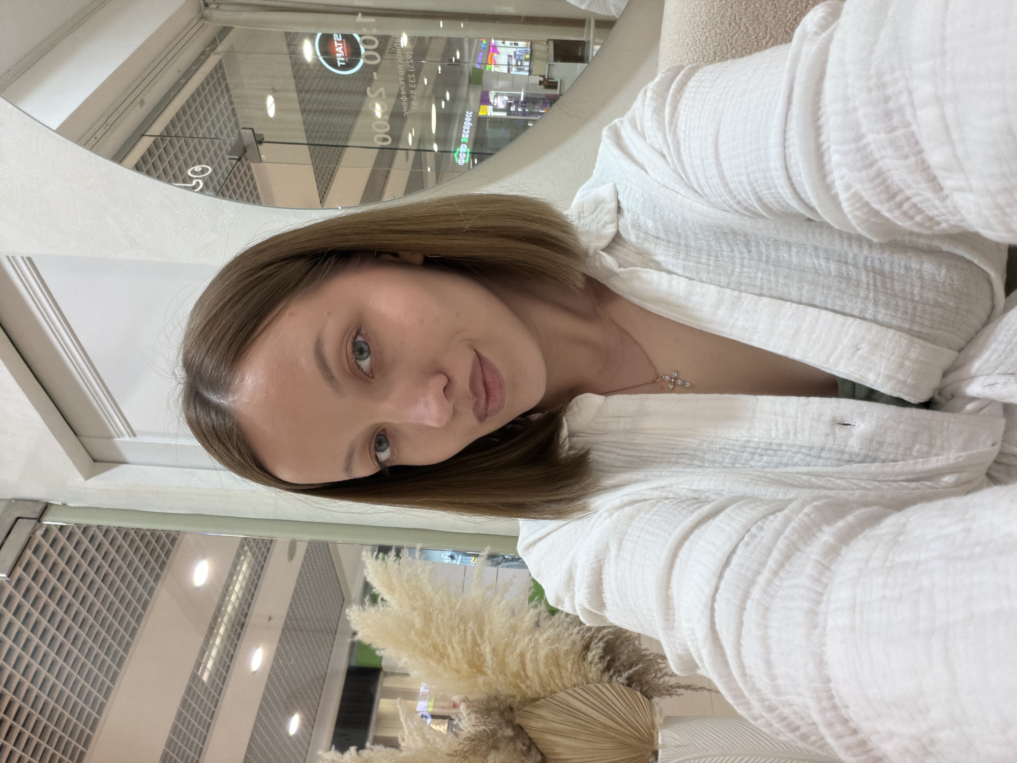 Woman shops, takes selfies in Klin store; child plays nearby