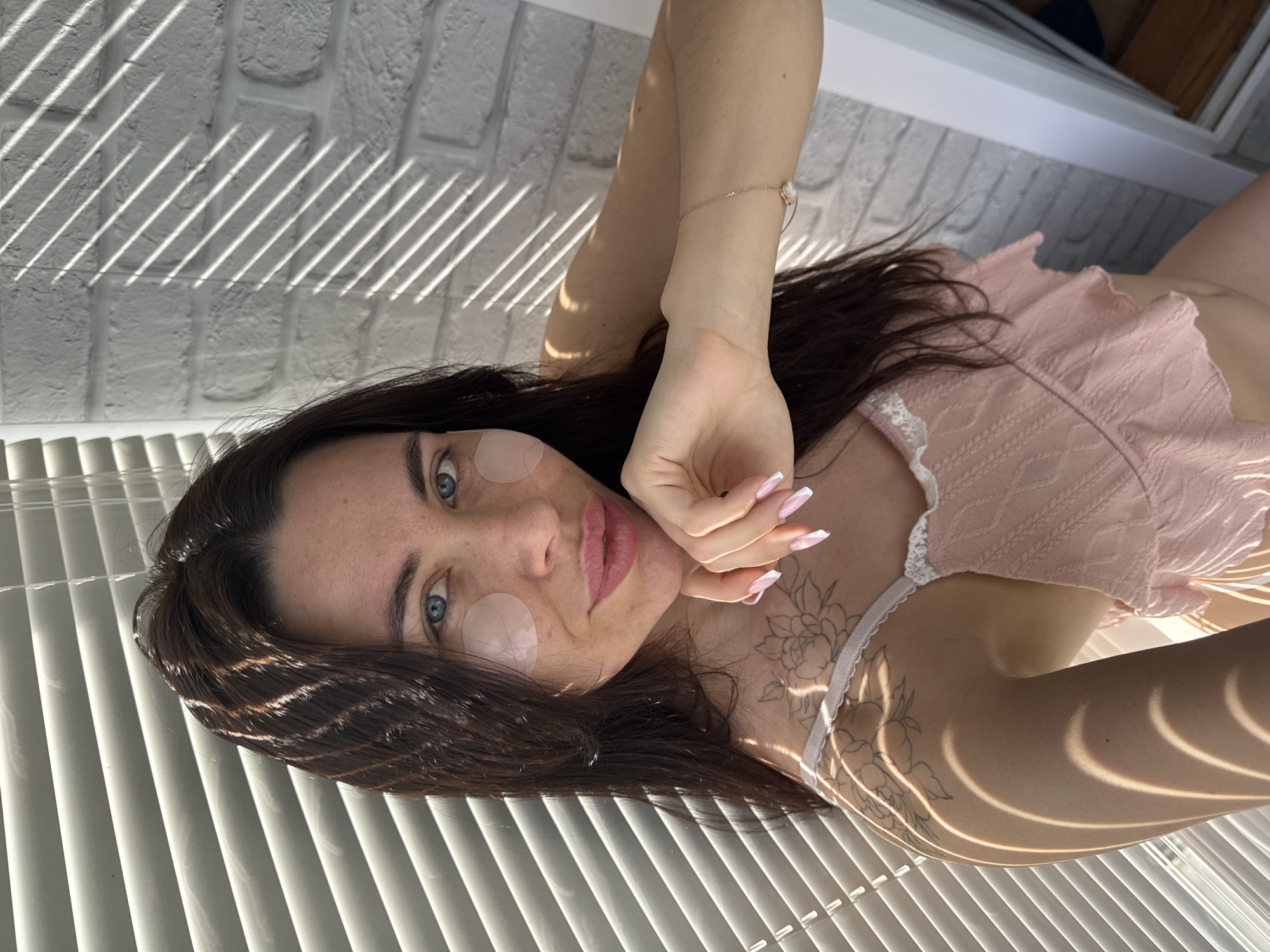 Woman spotted doing skincare routine in Chaikovsky, Russia