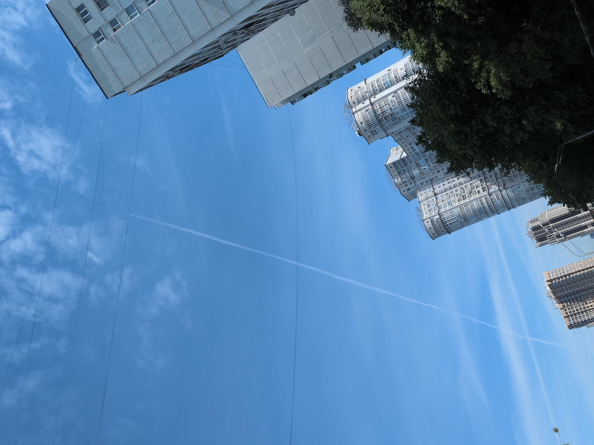 Morning walk through Moscow captures urban life and transit