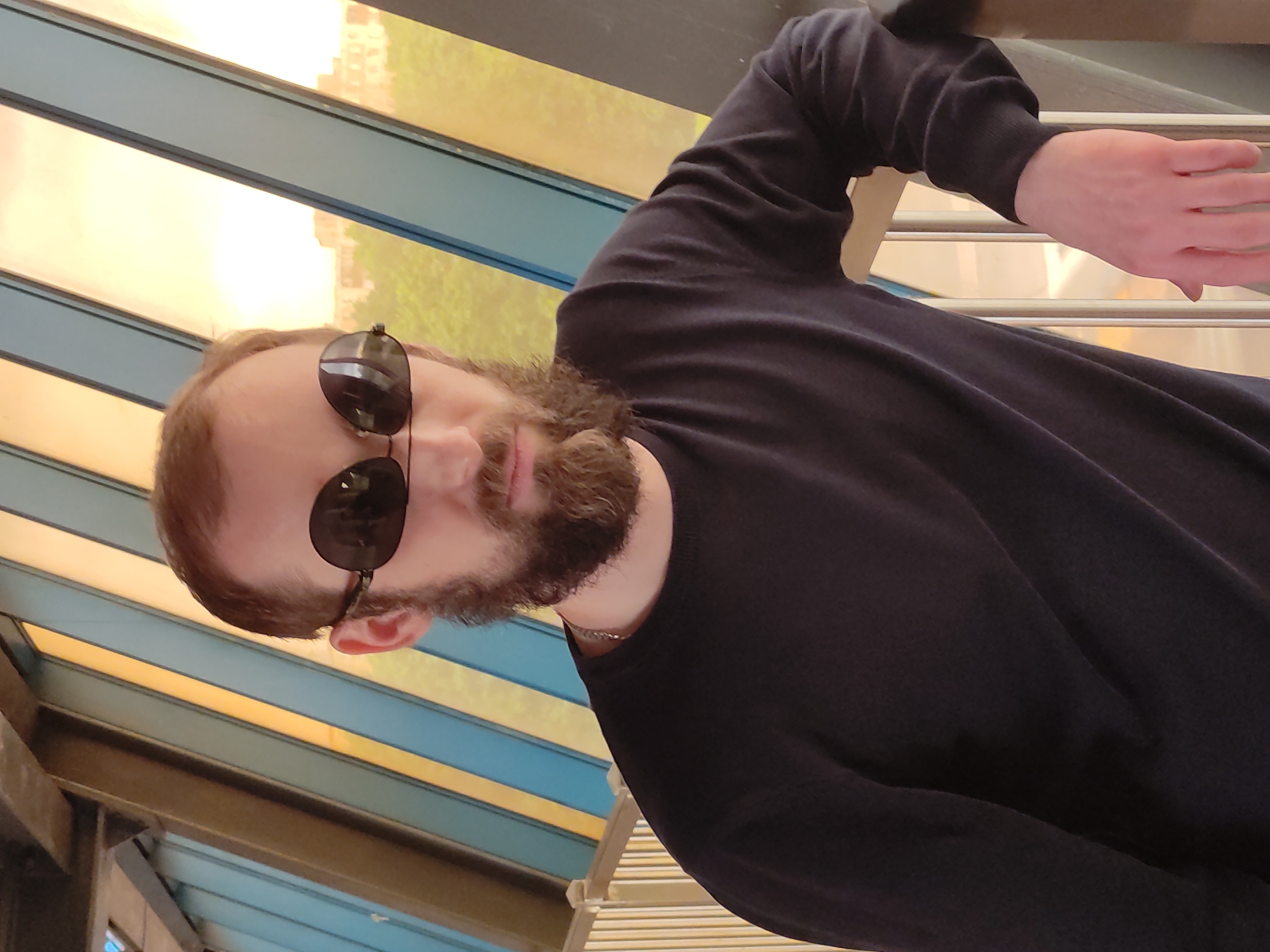 Bearded man in sunglasses photographed twice in Moscow