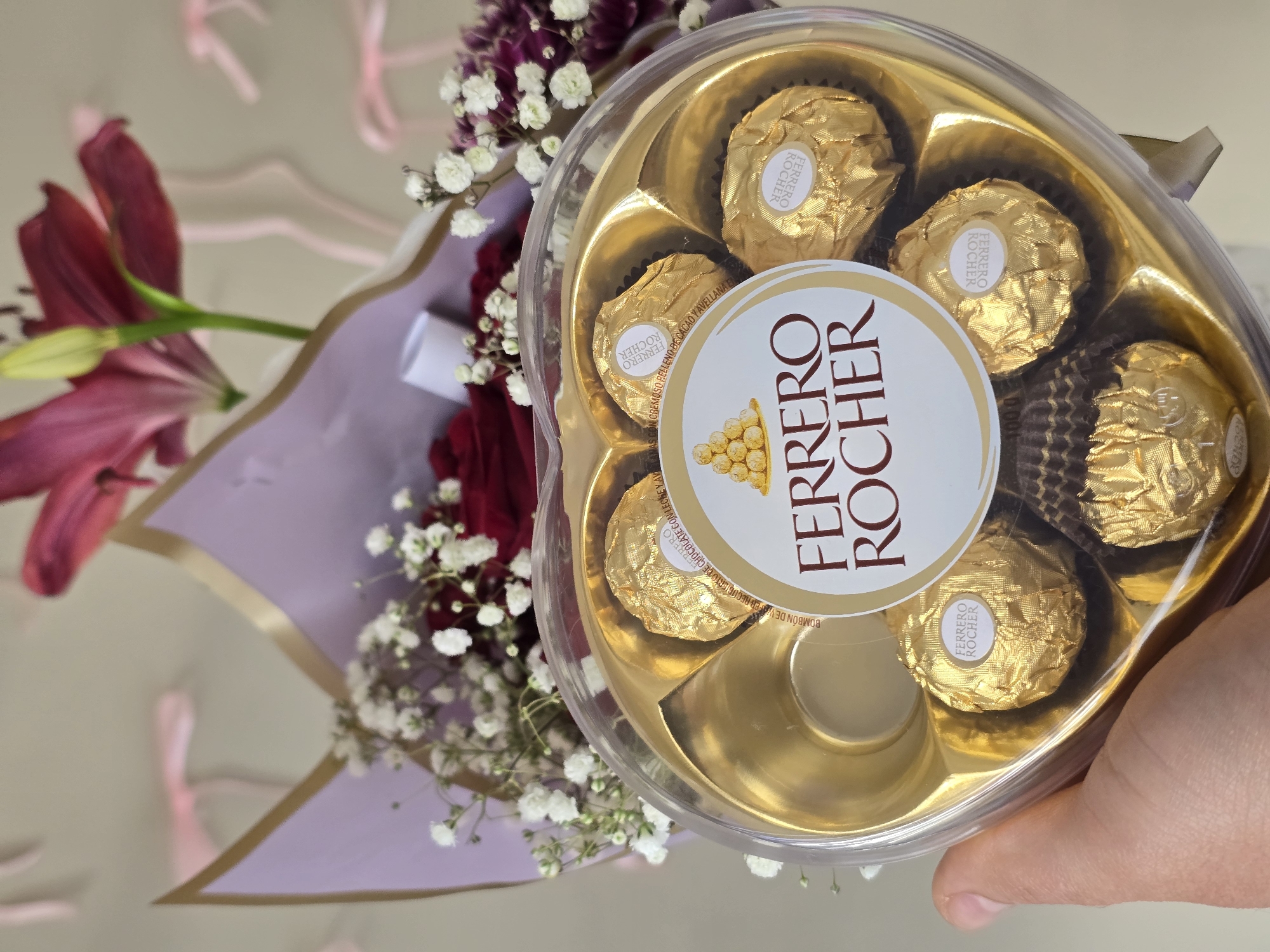 Gift presentation with chocolates and flowers documented in La Florida