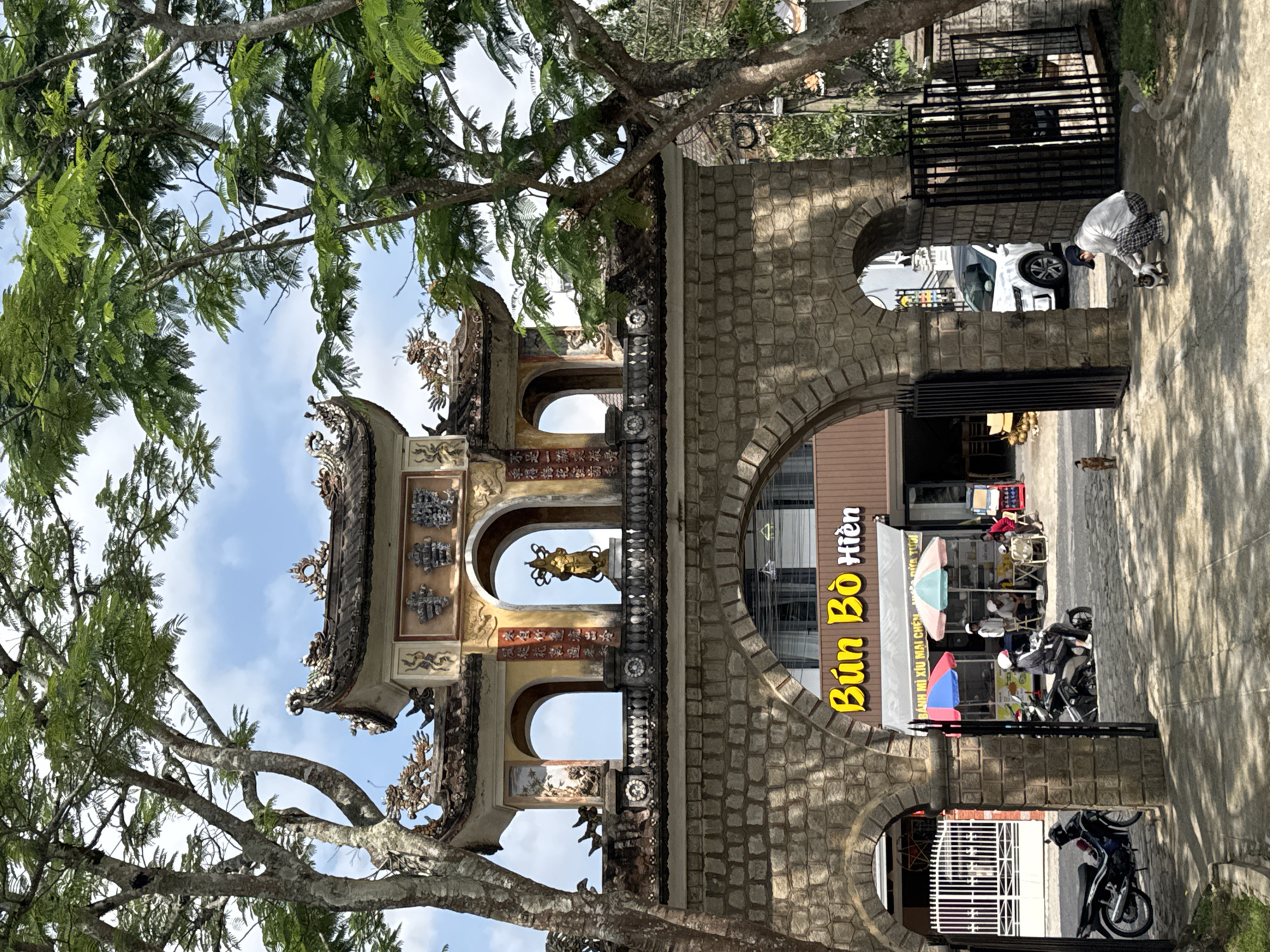 Early morning scenes documented at Da Lat Buddhist temple complex