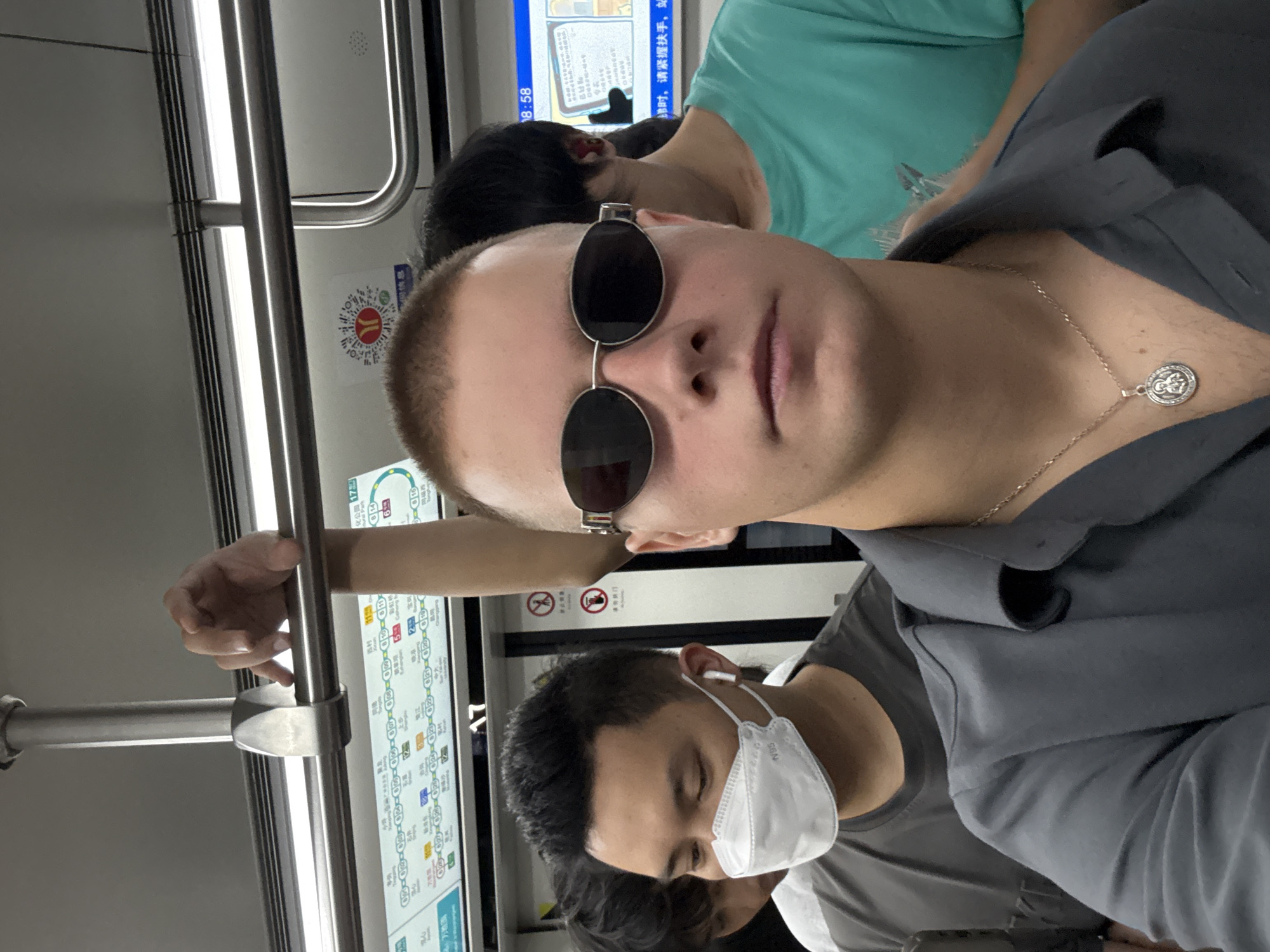 Tourist documents crowded rush hour commute in Guangzhou subway