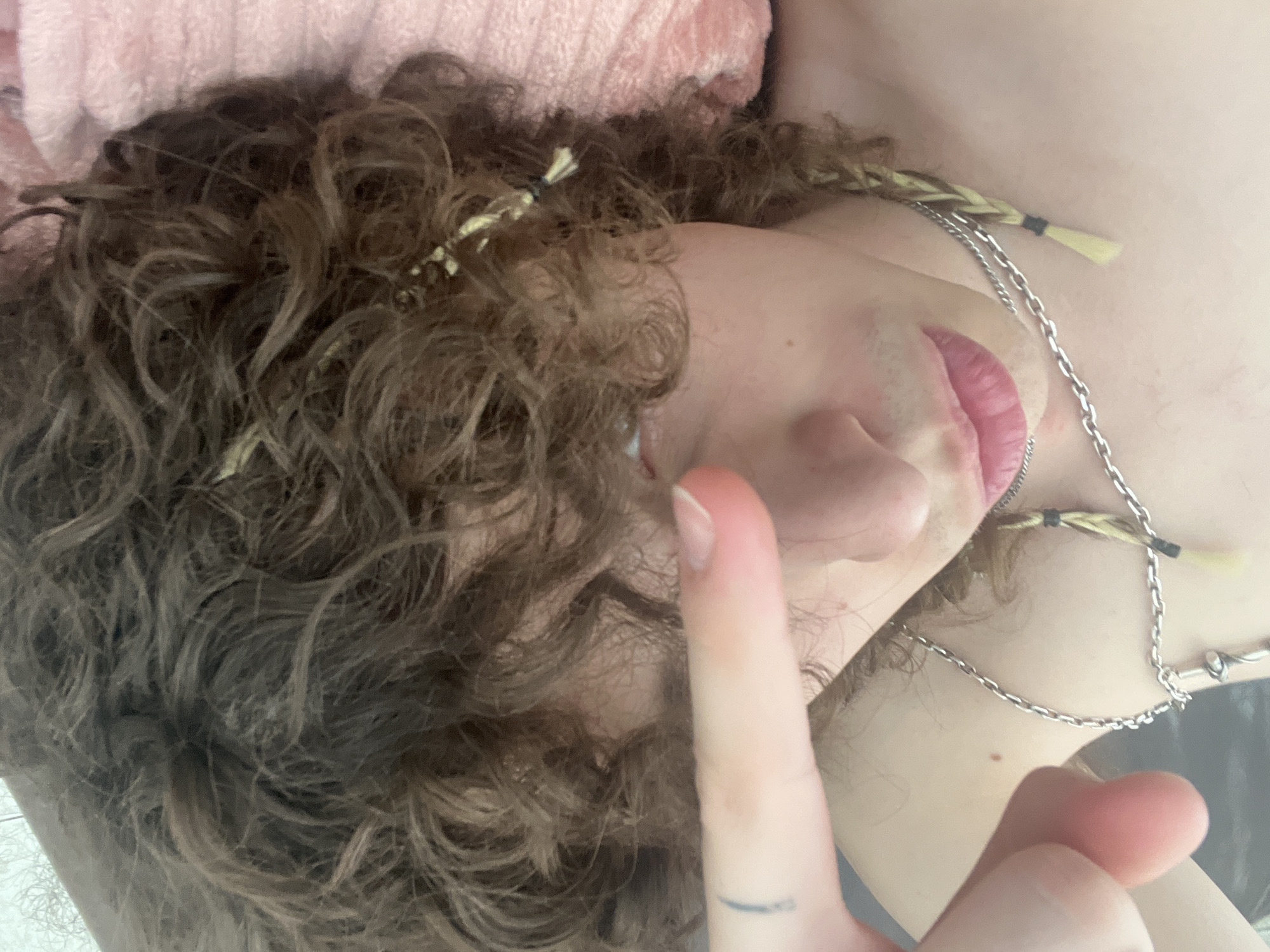 Person takes selfie in Bahía Blanca showing braided hairstyle