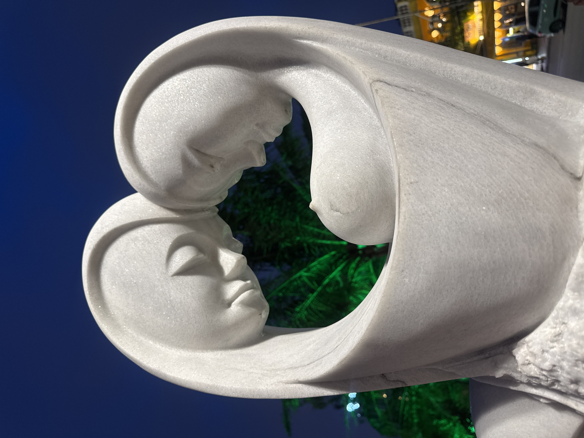 Tourist captures Đà Nẵng waterfront sculptures and illuminated landmarks