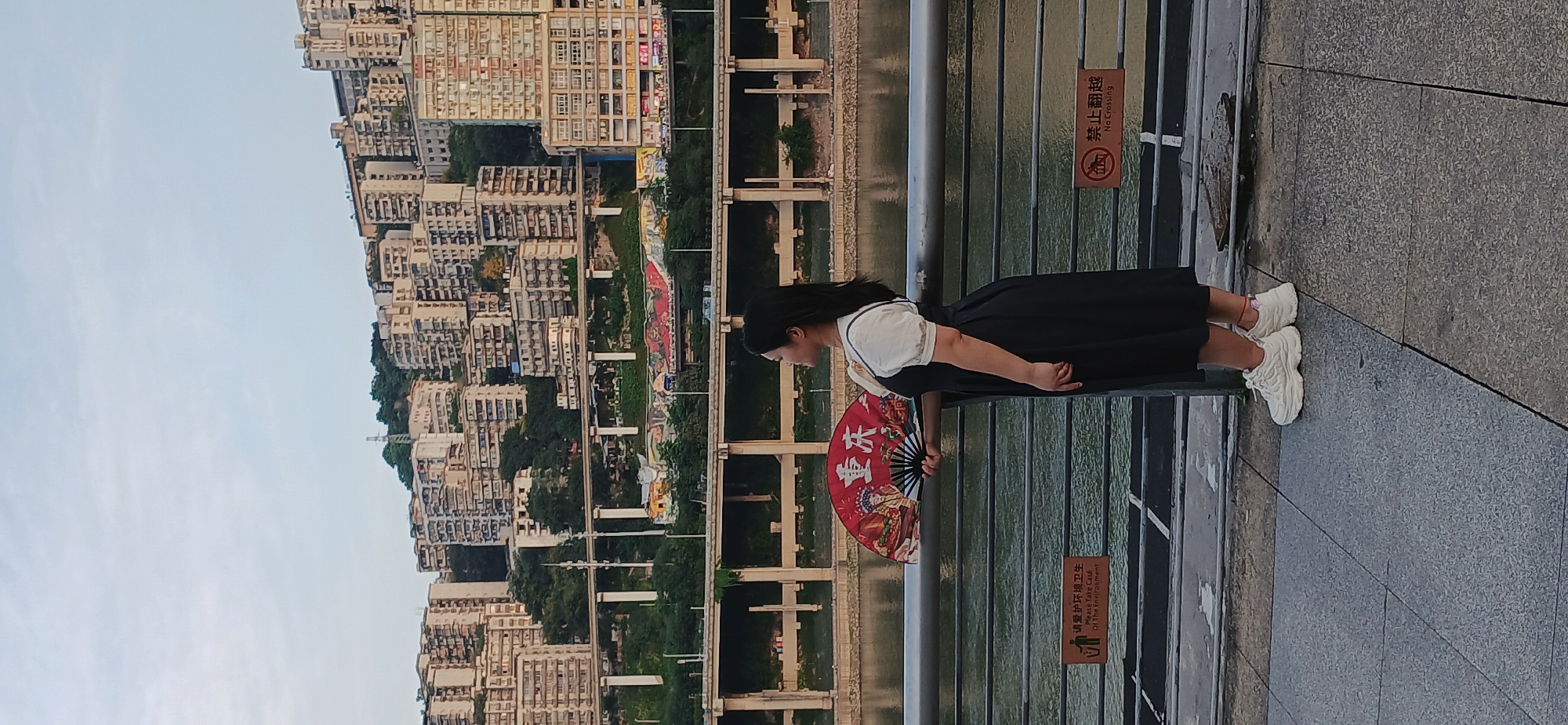 Weekend leisure activity at Chongqing waterfront promenade draws photographers, families