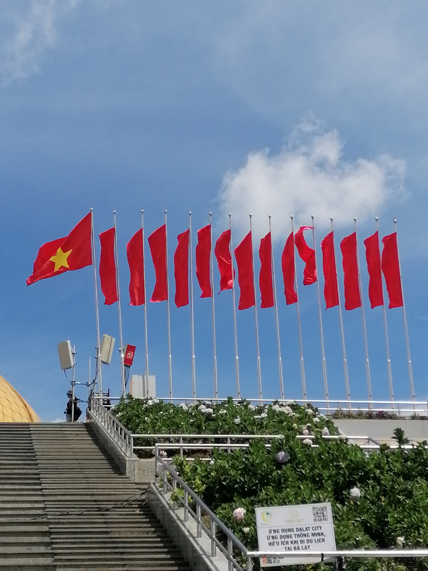 Morning activity around Da Lat's lakeside civic landmark