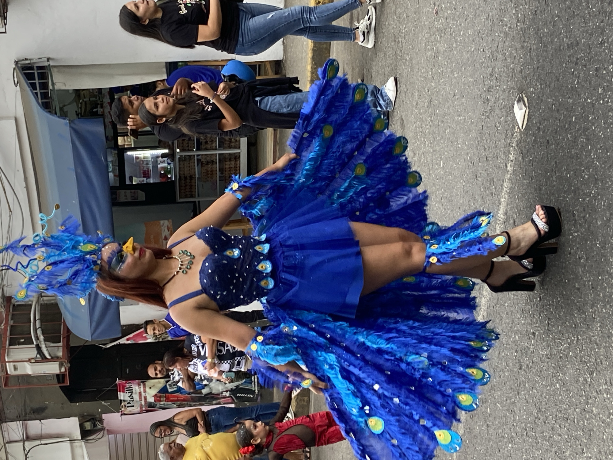 Woman in peacock costume spotted on Tinaquillo streets