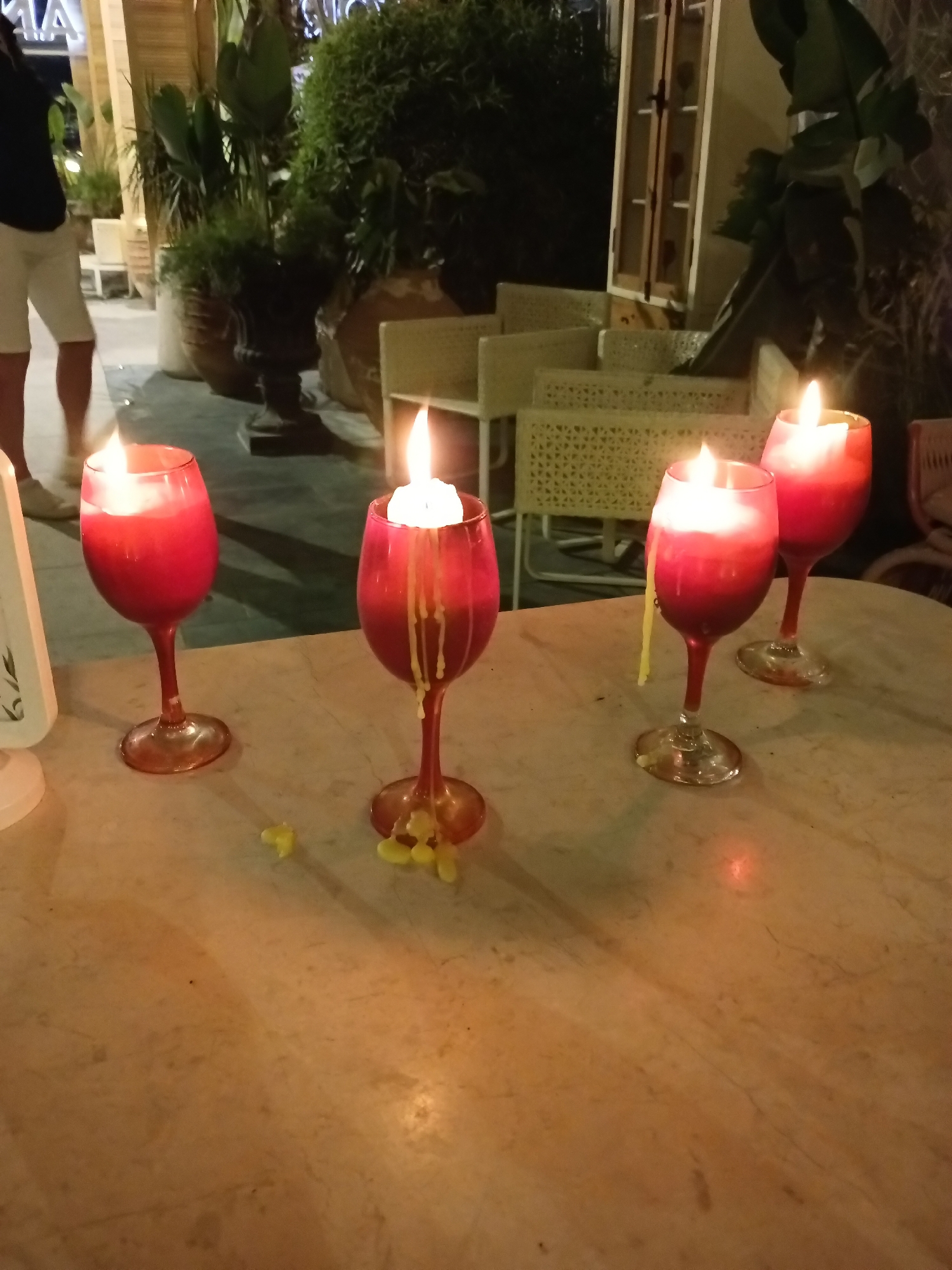 Candlelit tables and evening shadows in Alanya