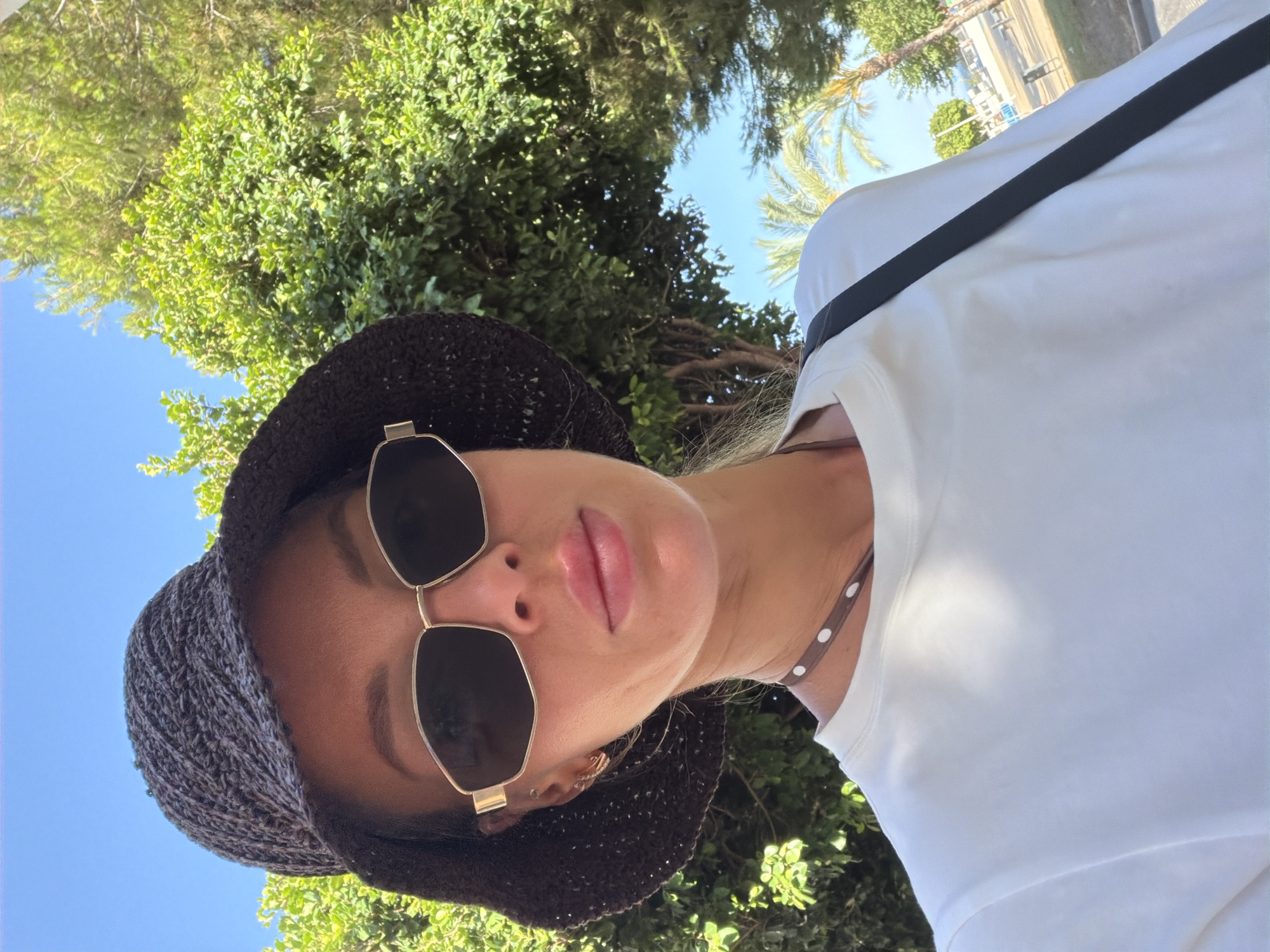Afternoon at a Costa Blanca beach club, sun and selfies