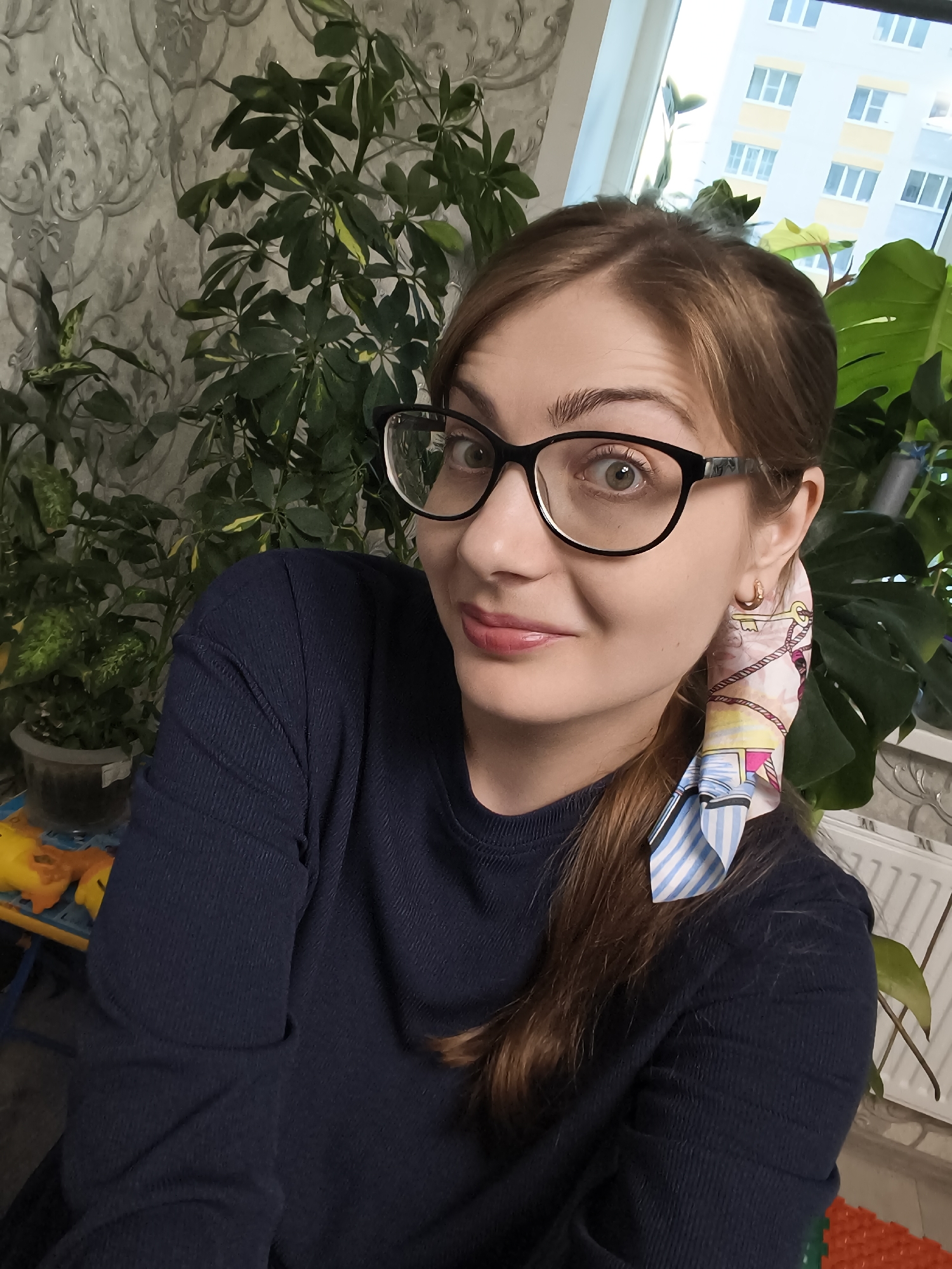 Afternoon at home in Podkletnoe: selfies, sunlight, and an aquarium
