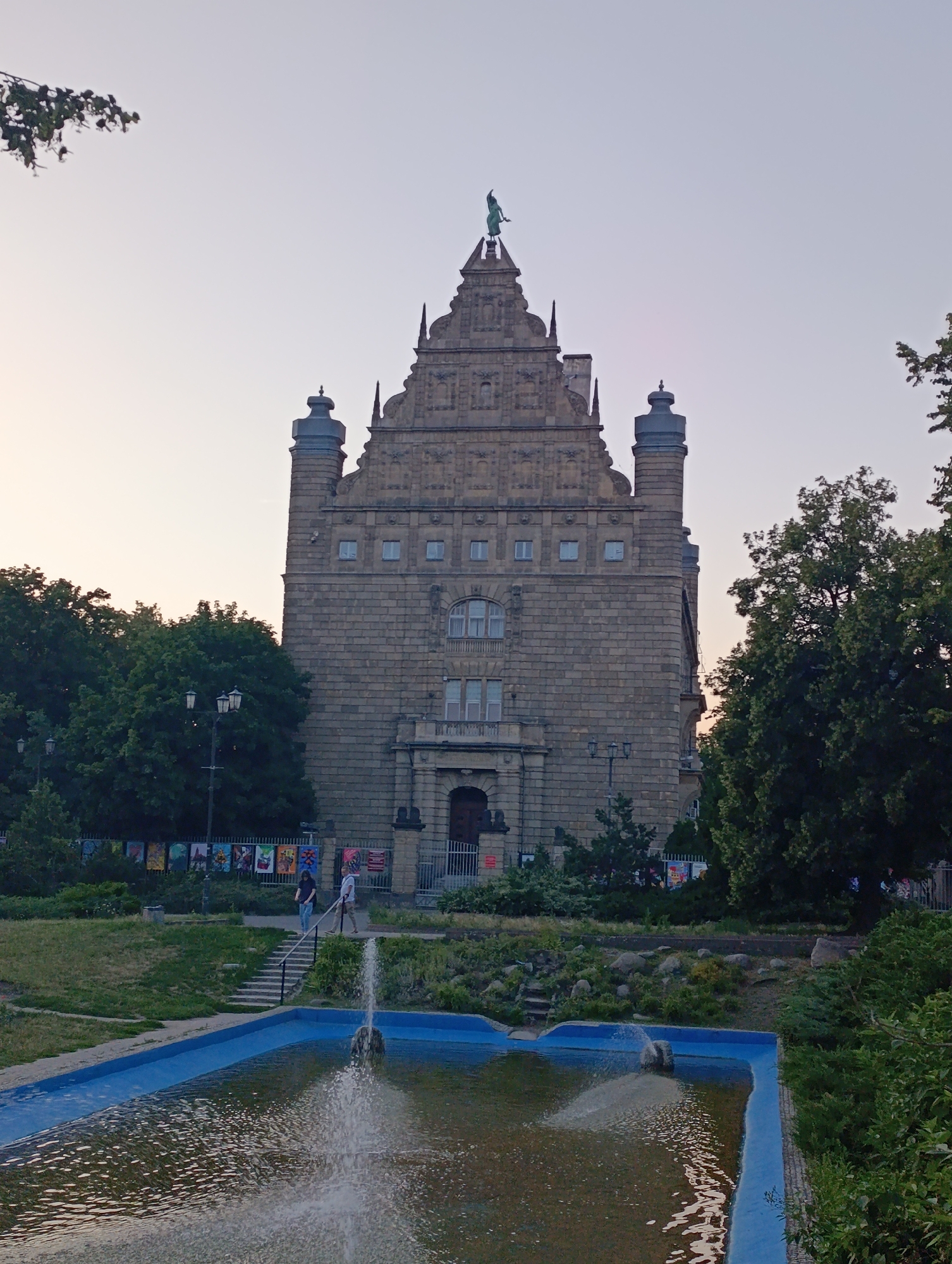 Toruń's Artus Court and gardens at dusk