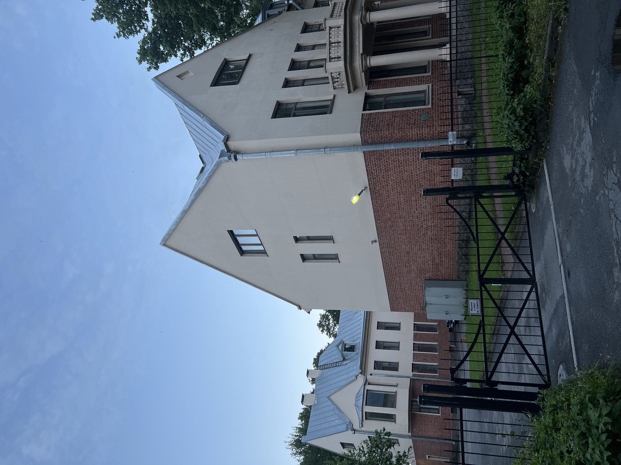 Urban walkthrough captures Saint Petersburg's mixed architecture and gardens