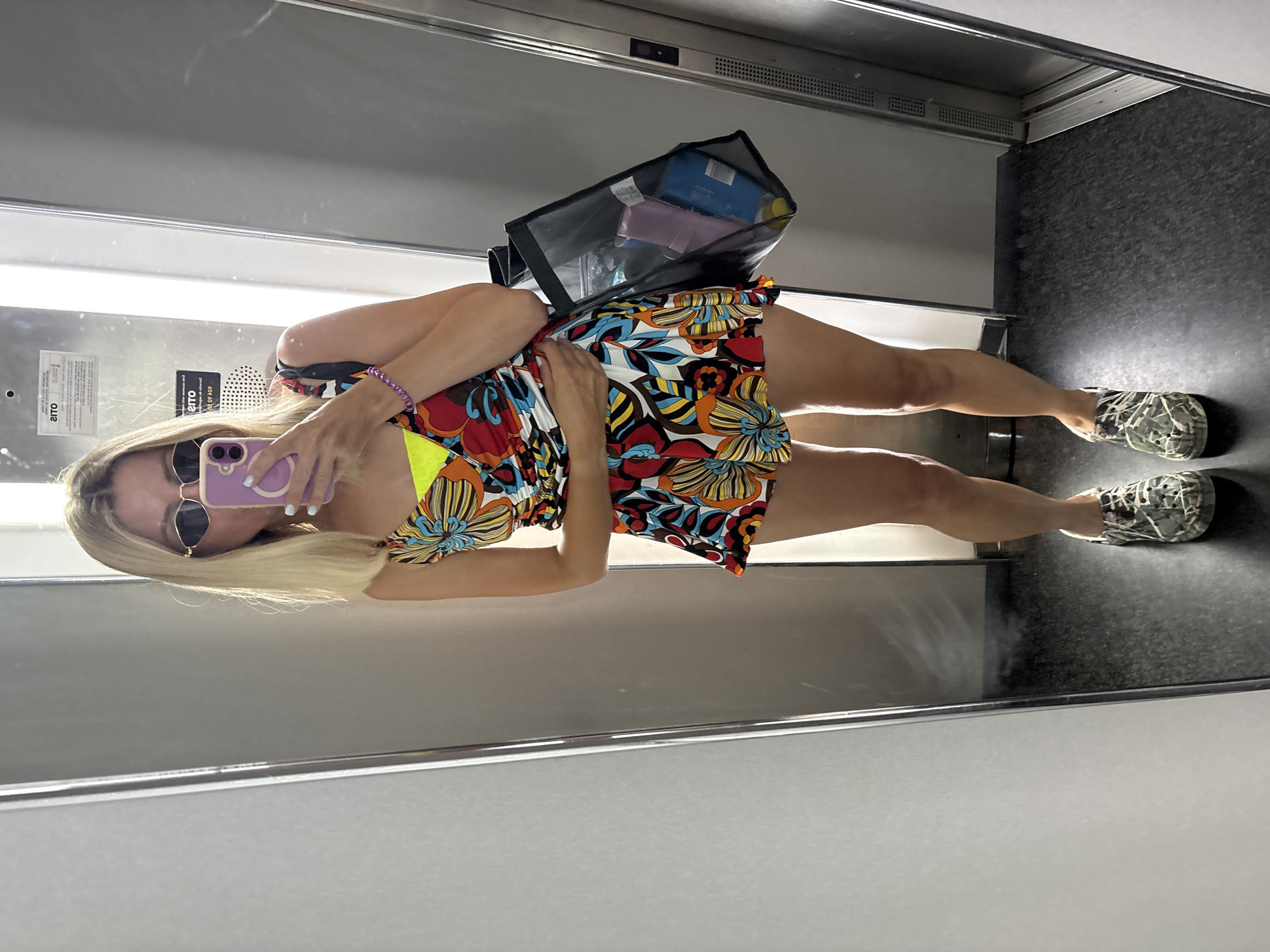 Elevator selfies and street glimpses in sunny Valencia