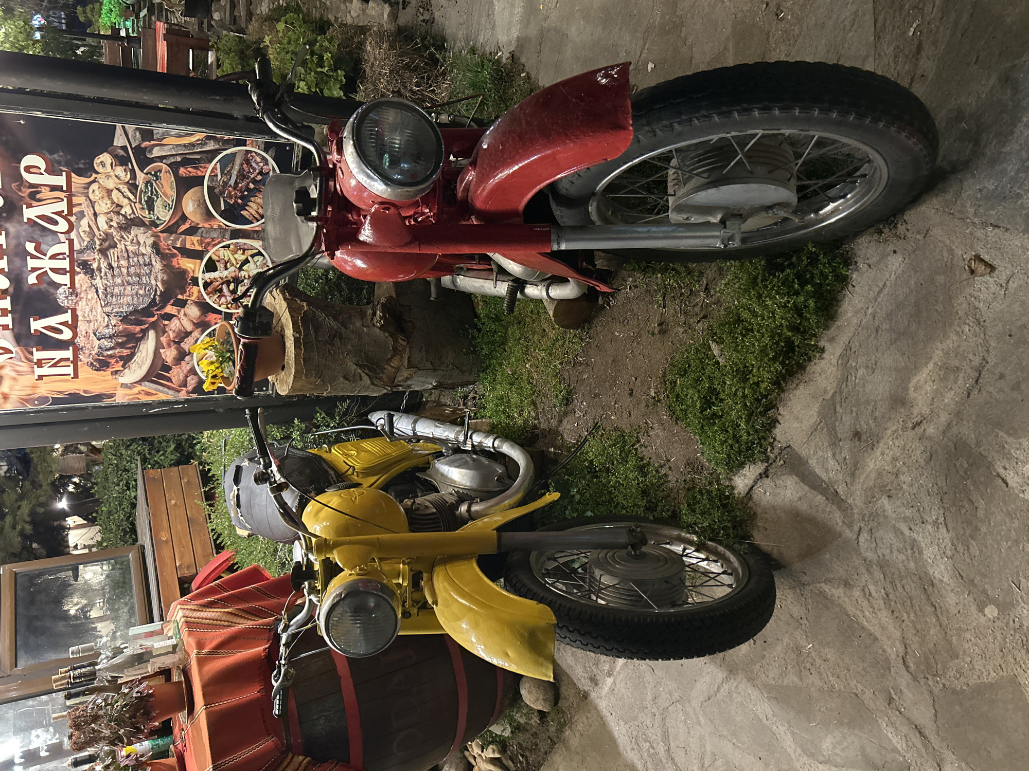 Evening stroll captures vintage displays, spring blooms in Bansko