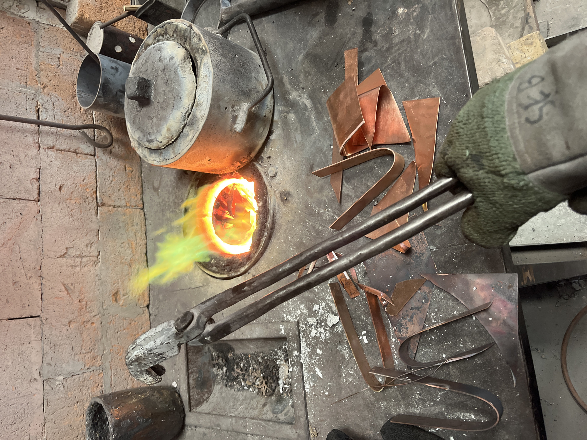 Metal melting operation documented in Saint-Rémy-lès-Chevreuse workshop