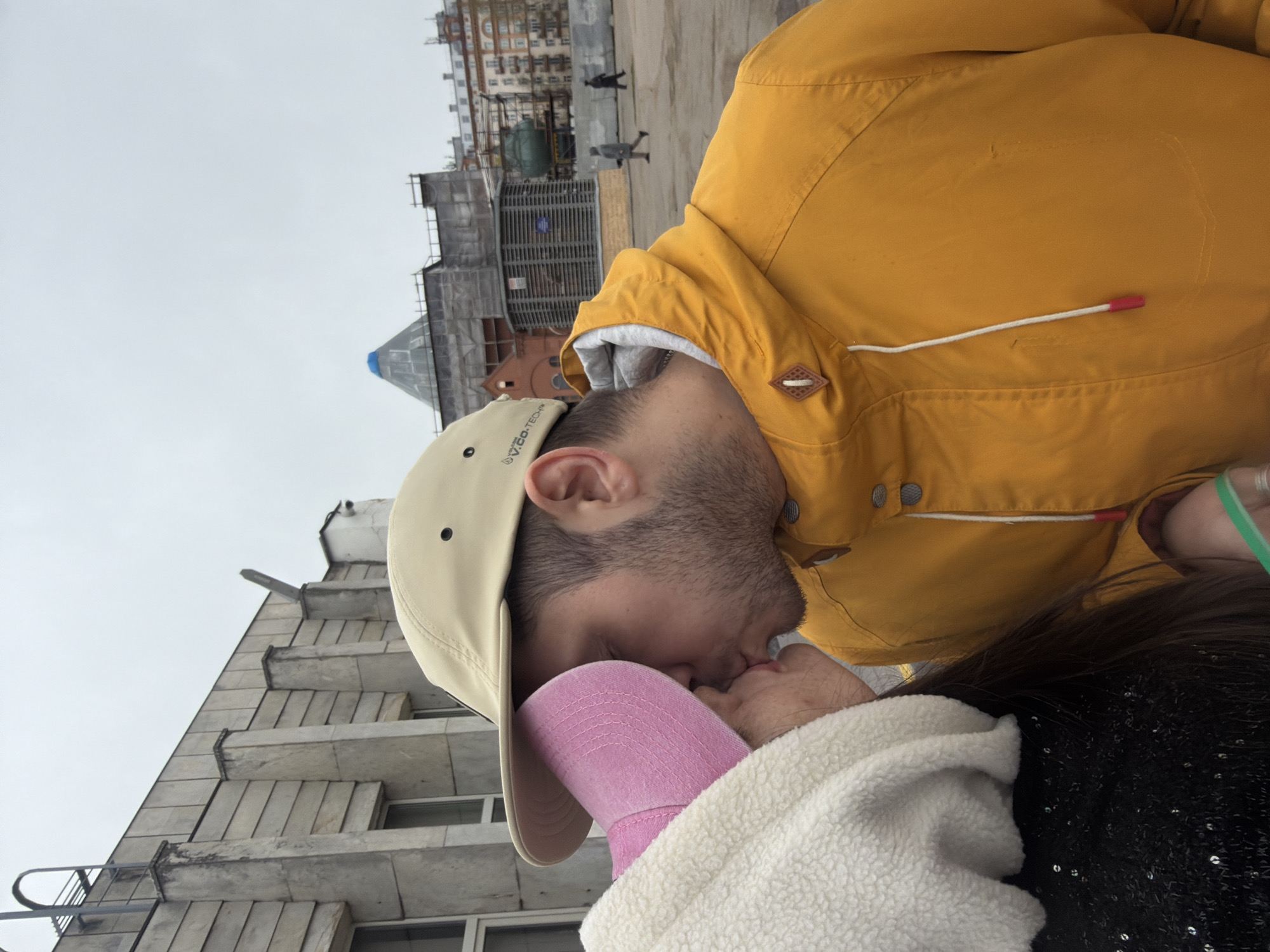 Couple enjoys spring outing in Saint Petersburg park