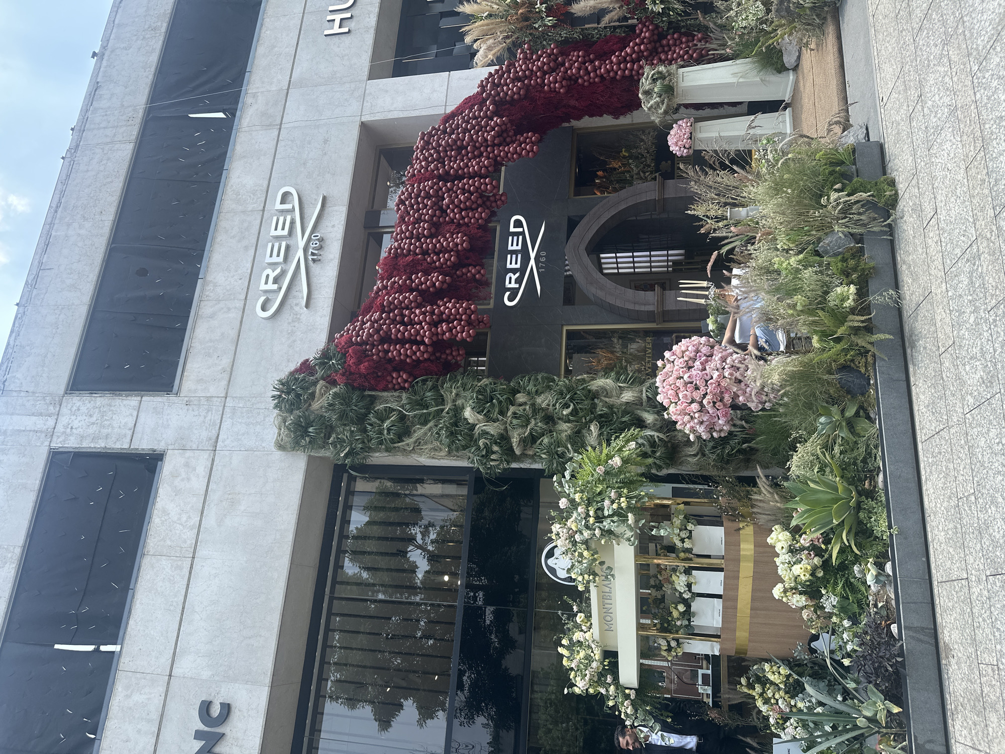 Floral jaguar sculpture draws crowds in Mexico City's Polanco district