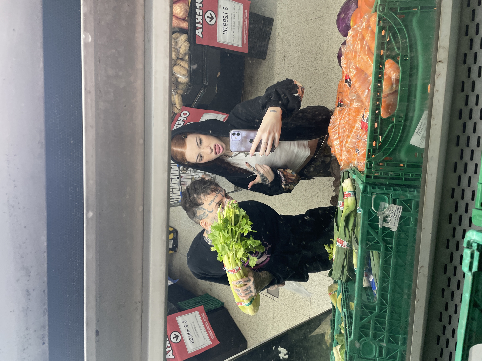 Couple shops for groceries, takes selfie in Buenos Aires supermarket