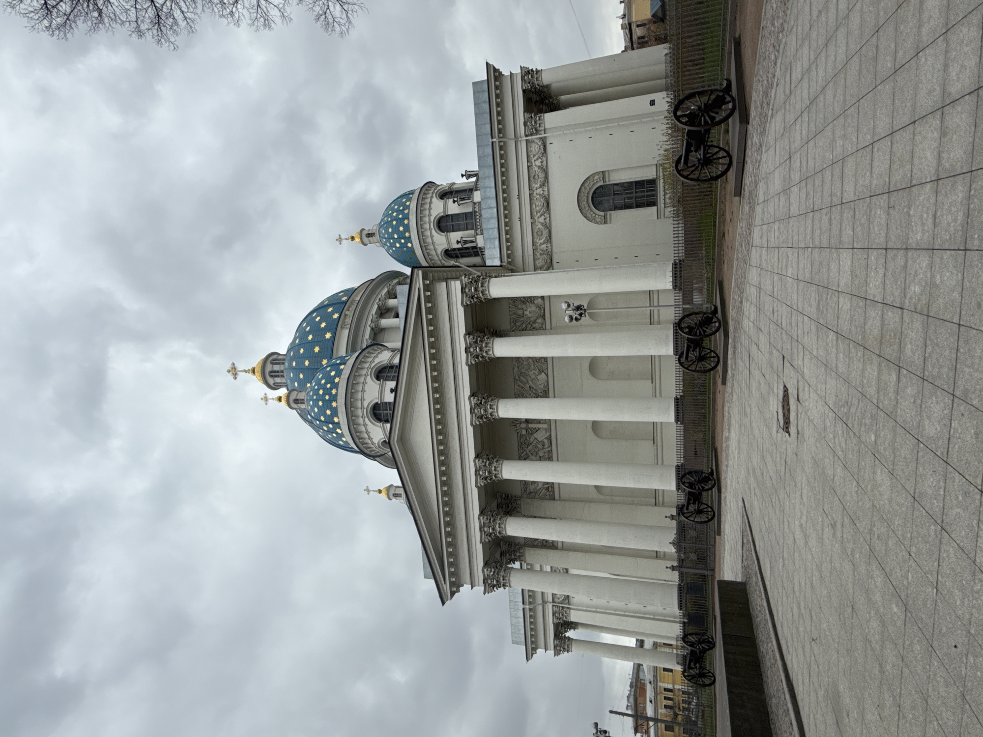 Tourist captures Saint Petersburg landmarks, marching police formation