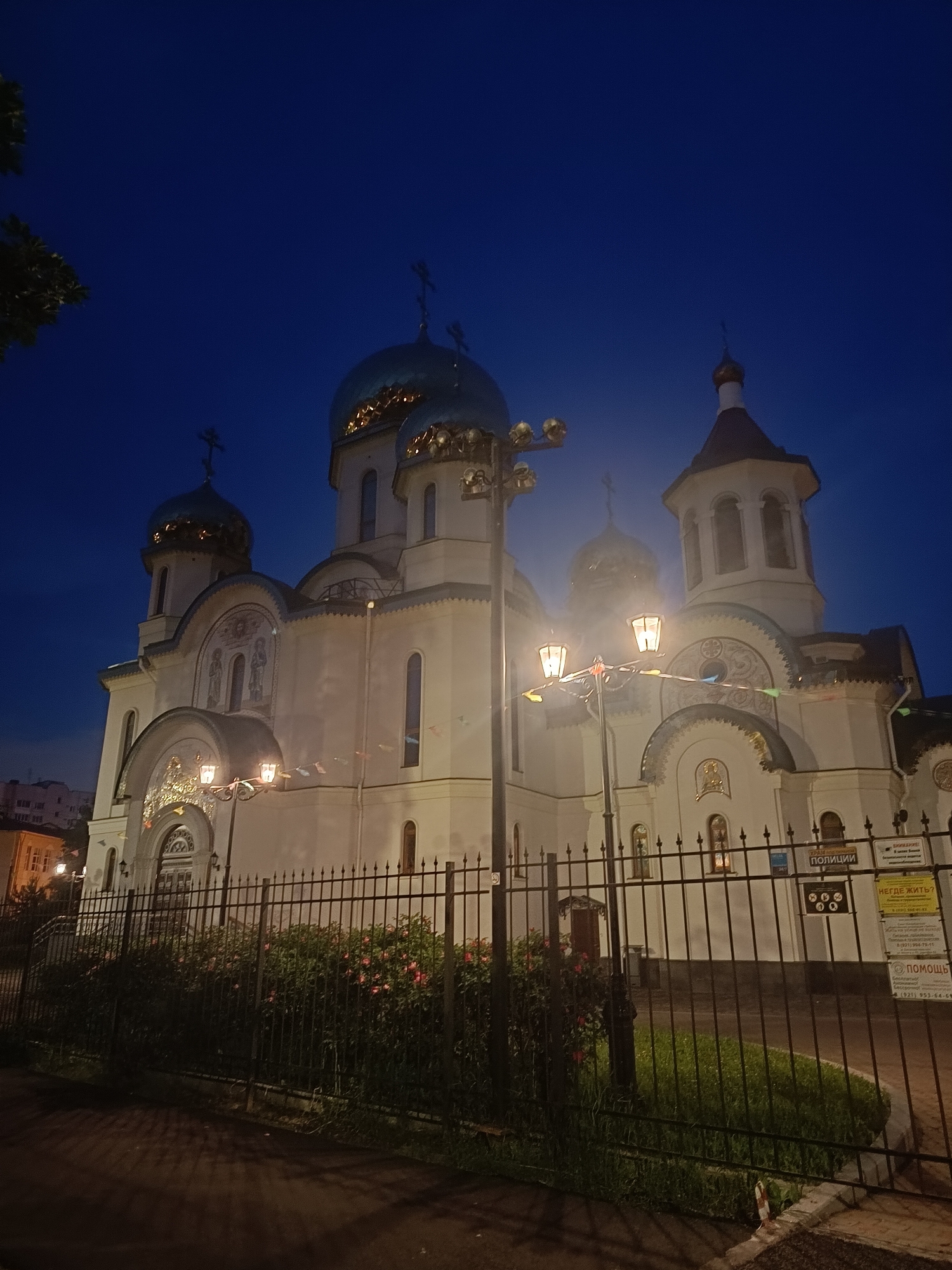 Evening stroll through Saint Petersburg captured in five memories