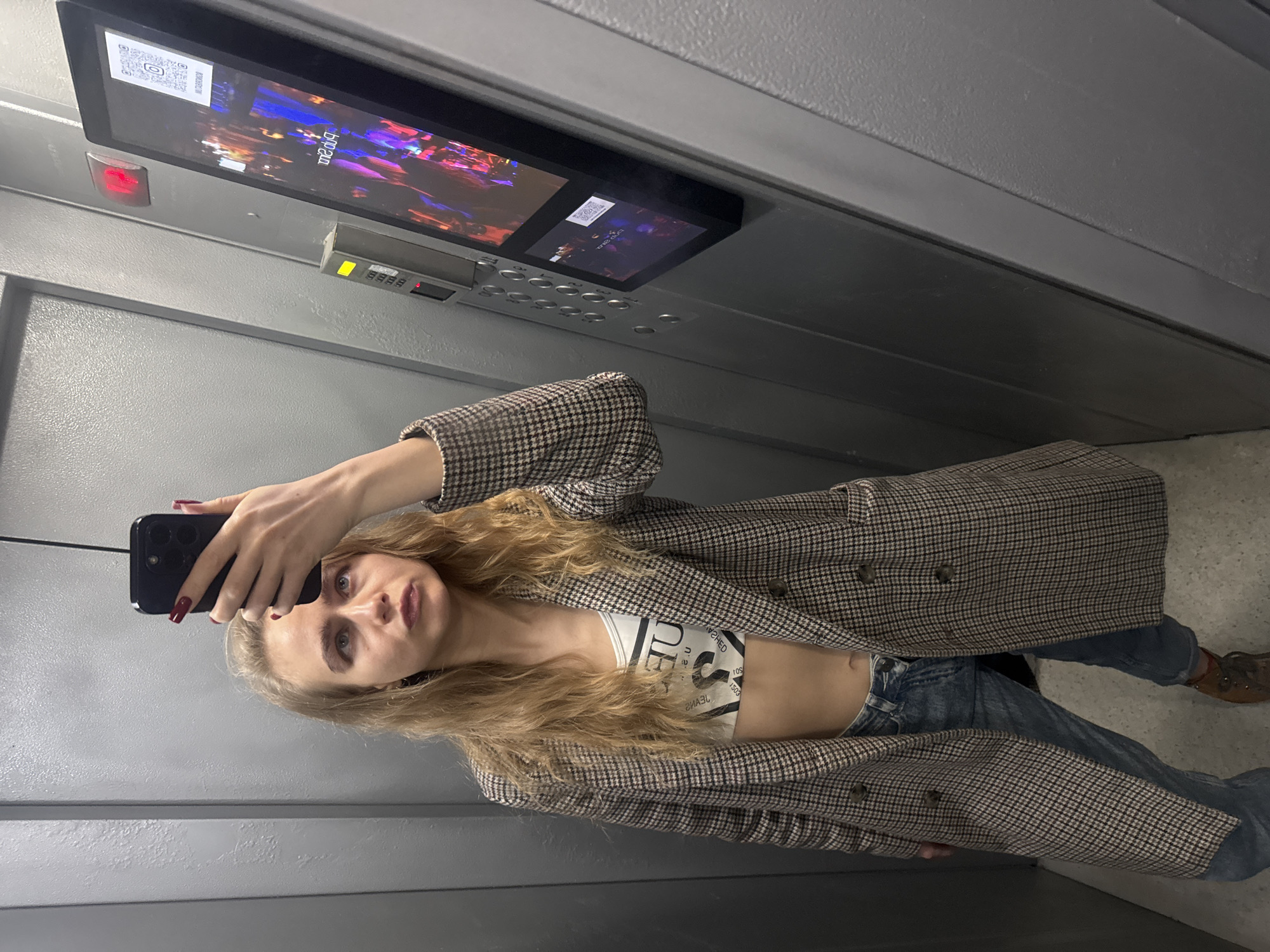 Woman takes elevator selfies, spotted with KFC bag